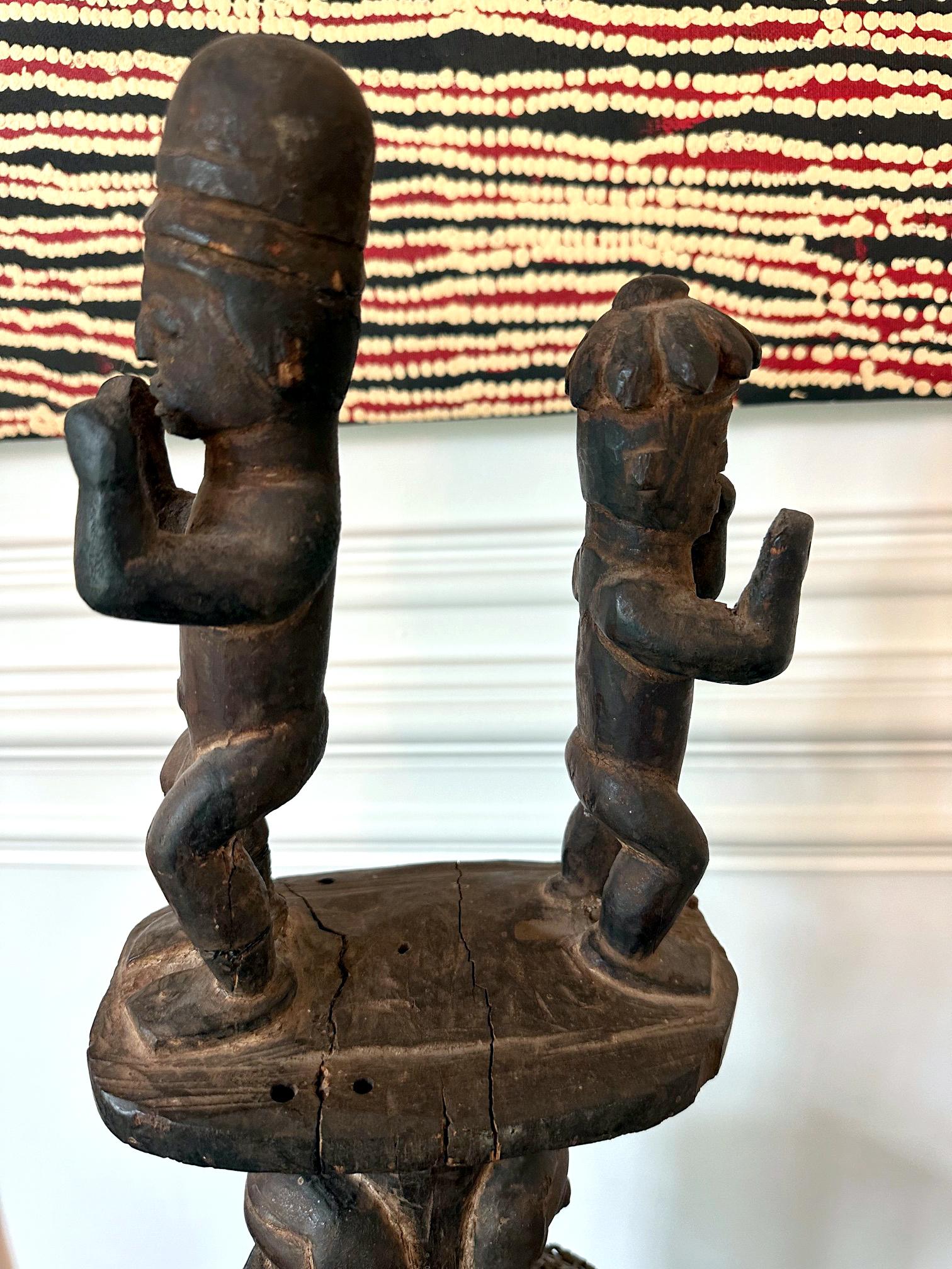 Große afrikanische Ibibio-Kopfmaske mit polychromer Nigeria- Provenienz im Angebot 3