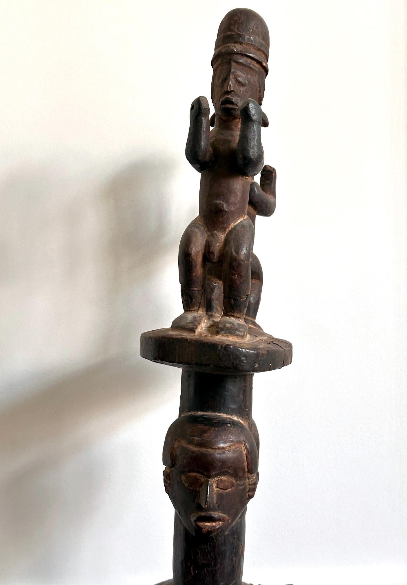 Große afrikanische Ibibio-Kopfmaske mit polychromer Nigeria- Provenienz im Angebot 4