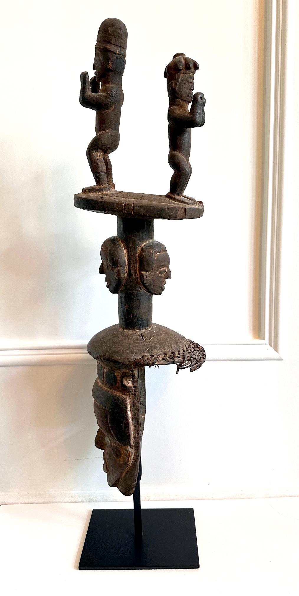 Große afrikanische Ibibio-Kopfmaske mit polychromer Nigeria- Provenienz (Stammeskunst) im Angebot