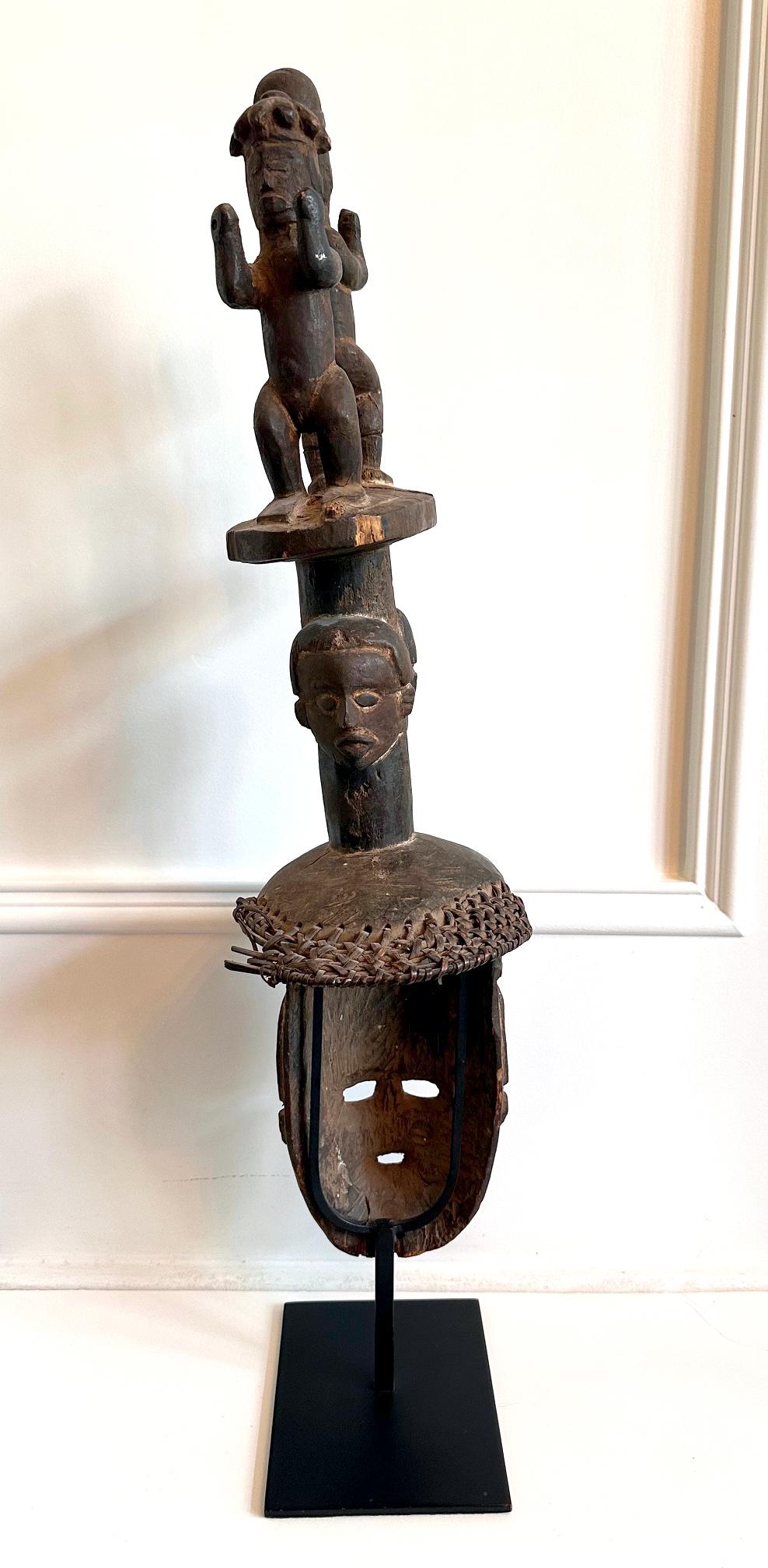 Große afrikanische Ibibio-Kopfmaske mit polychromer Nigeria- Provenienz (Nigerianisch) im Angebot