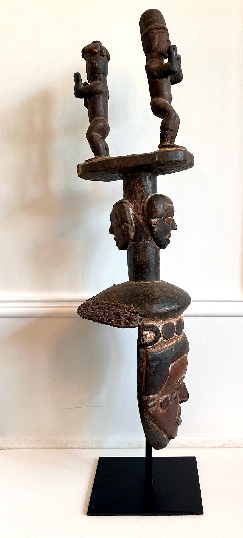 Große afrikanische Ibibio-Kopfmaske mit polychromer Nigeria- Provenienz (Geschnitzt) im Angebot