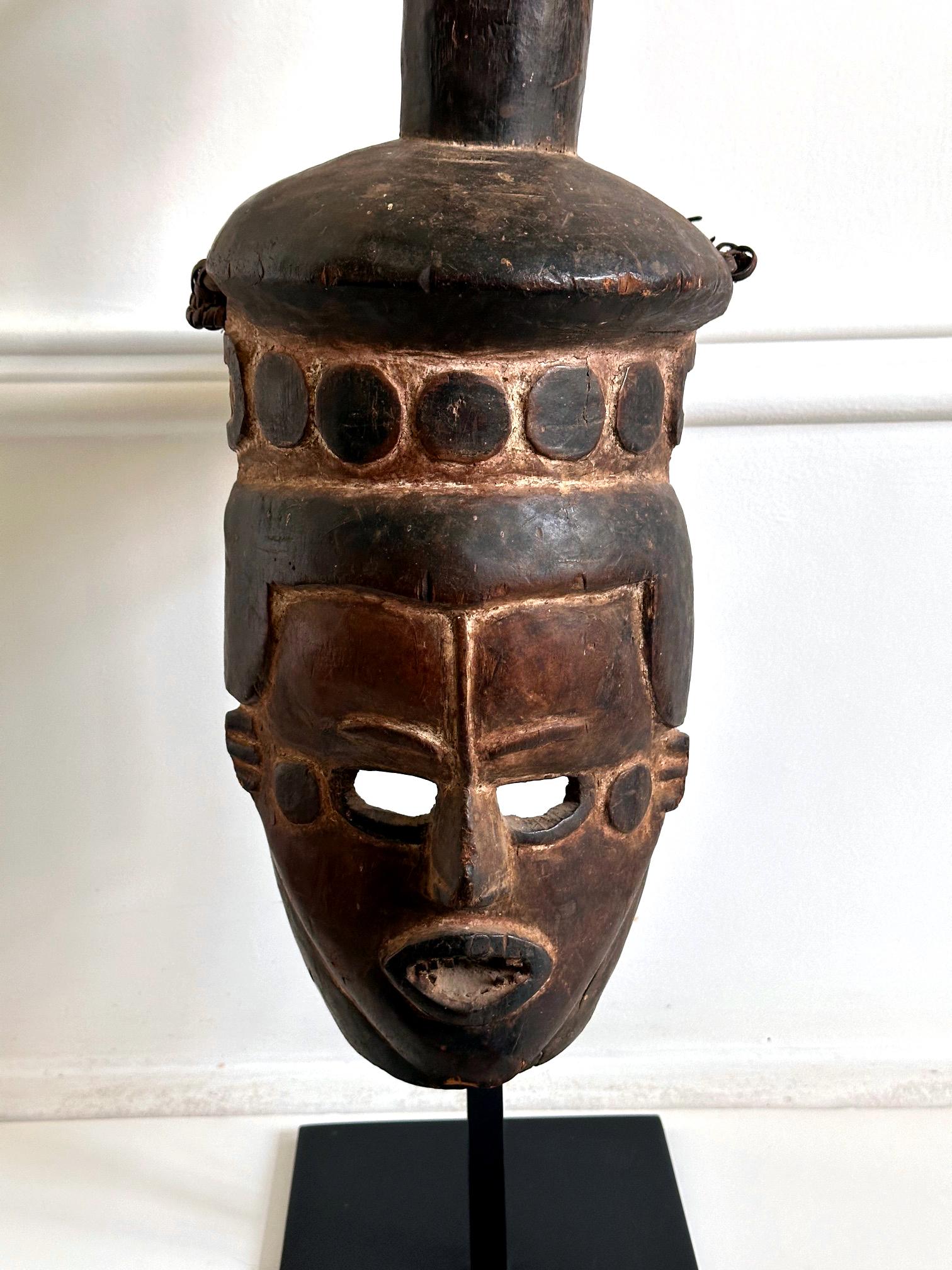 Große afrikanische Ibibio-Kopfmaske mit polychromer Nigeria- Provenienz im Zustand „Gut“ im Angebot in Atlanta, GA