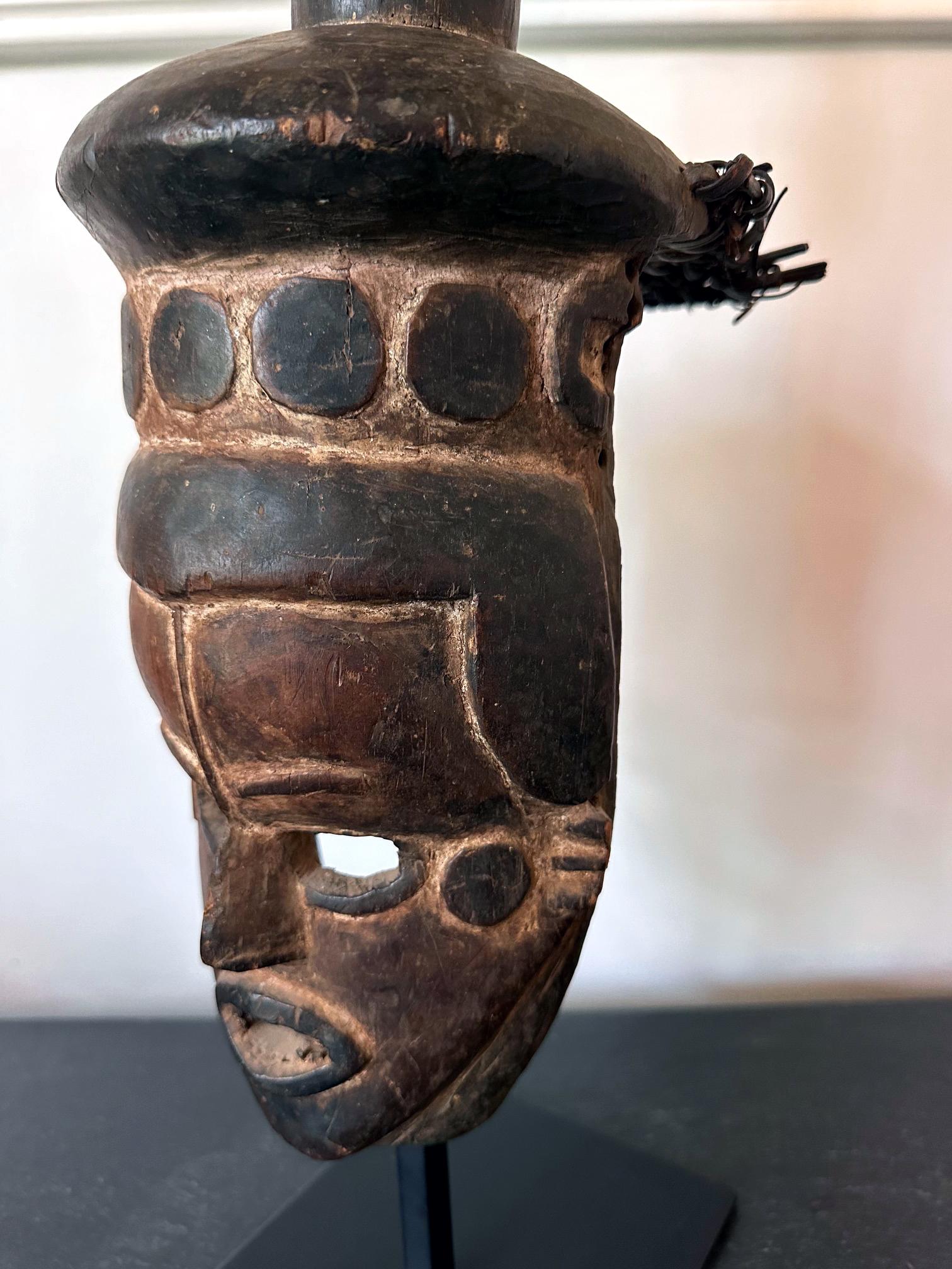 Große afrikanische Ibibio-Kopfmaske mit polychromer Nigeria- Provenienz (20. Jahrhundert) im Angebot