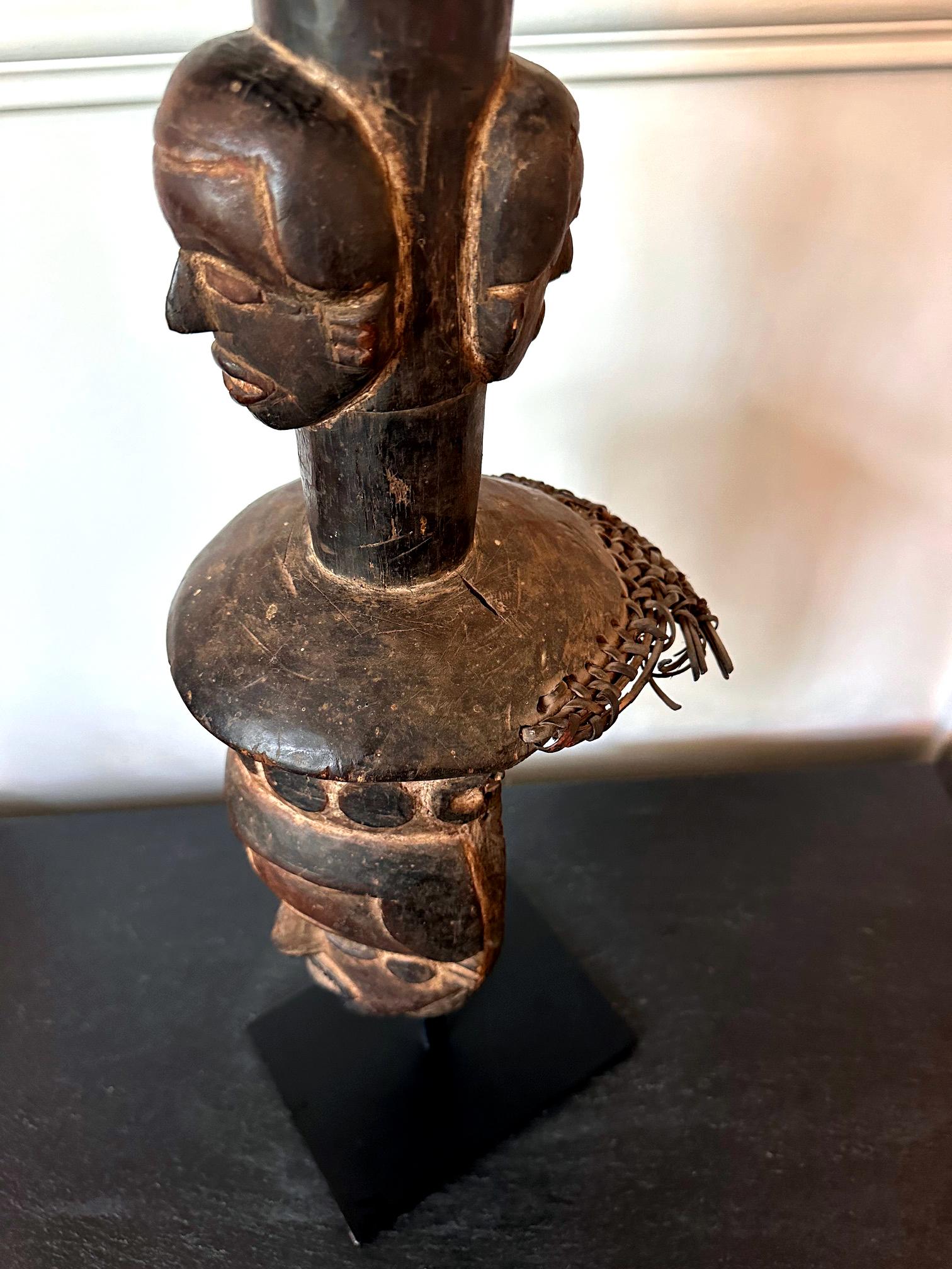 Große afrikanische Ibibio-Kopfmaske mit polychromer Nigeria- Provenienz (Rattan) im Angebot