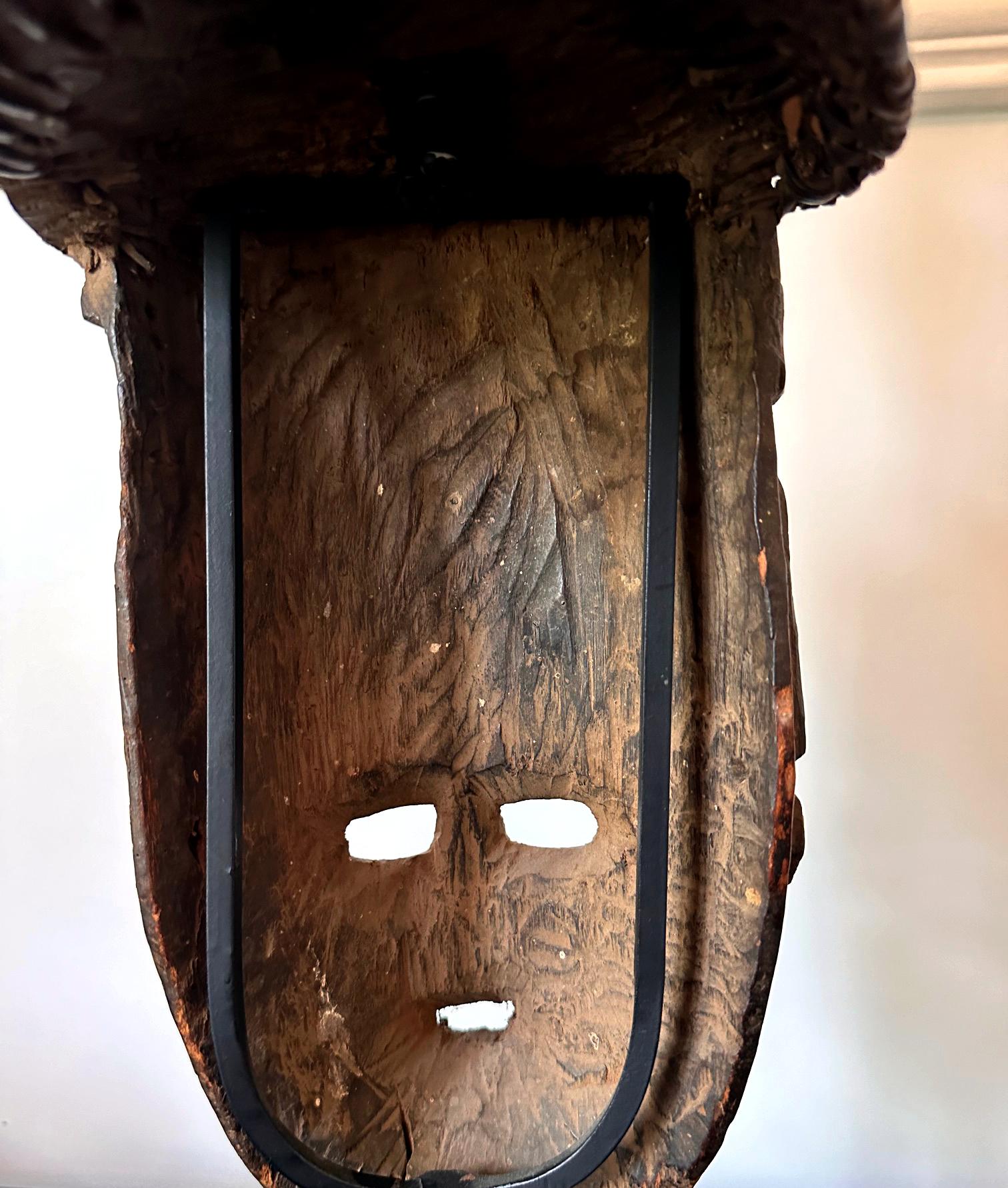 Große afrikanische Ibibio-Kopfmaske mit polychromer Nigeria- Provenienz im Angebot 1
