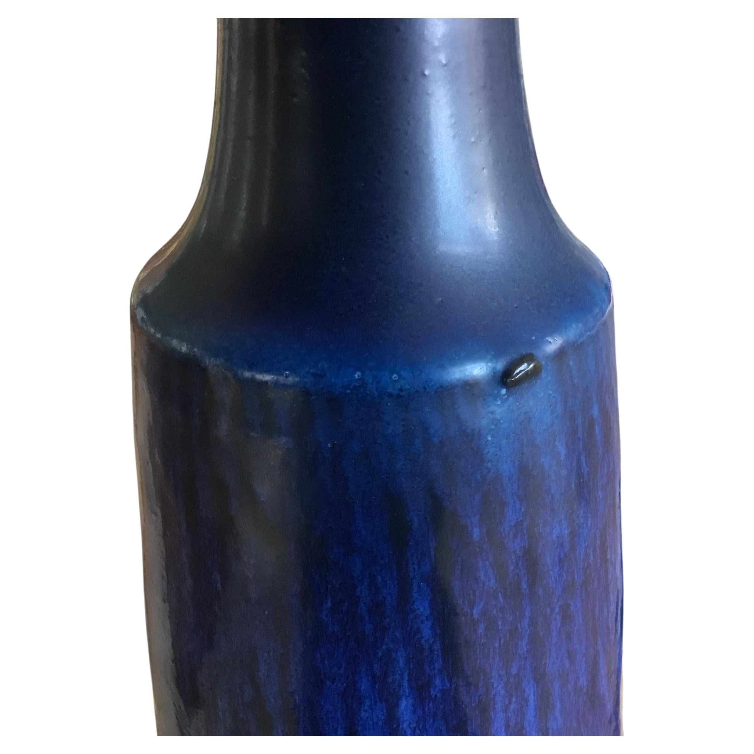 Milieu du XXe siècle Très grand vase Gunnar Nylund de Nymølle à glaçure bleu foncé 1960 en vente