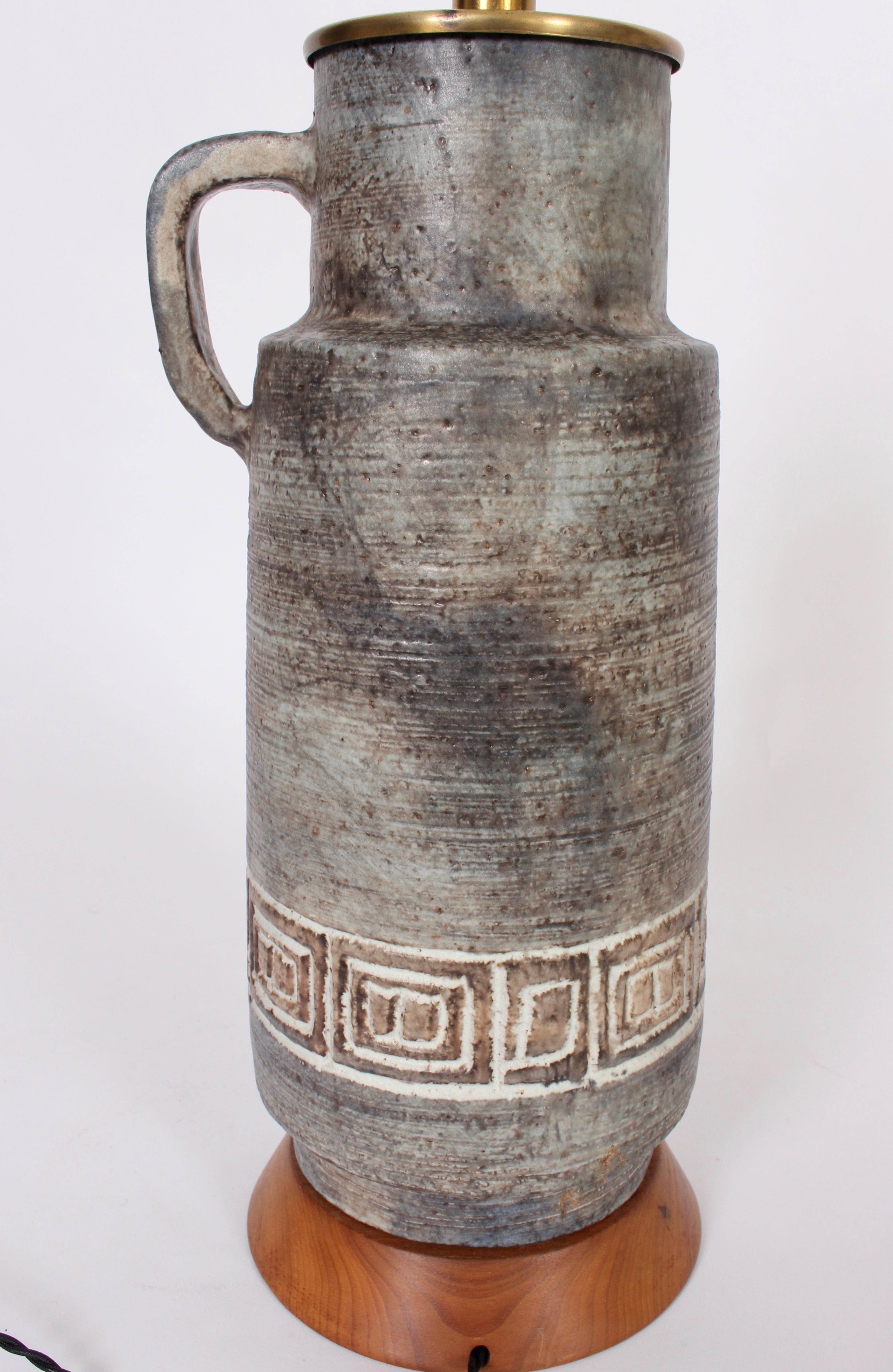 Jarra alta con asa y lámpara de sobremesa de cerámica gris incisa con llave griega, años 50 en Bueno estado para la venta en Bainbridge, NY