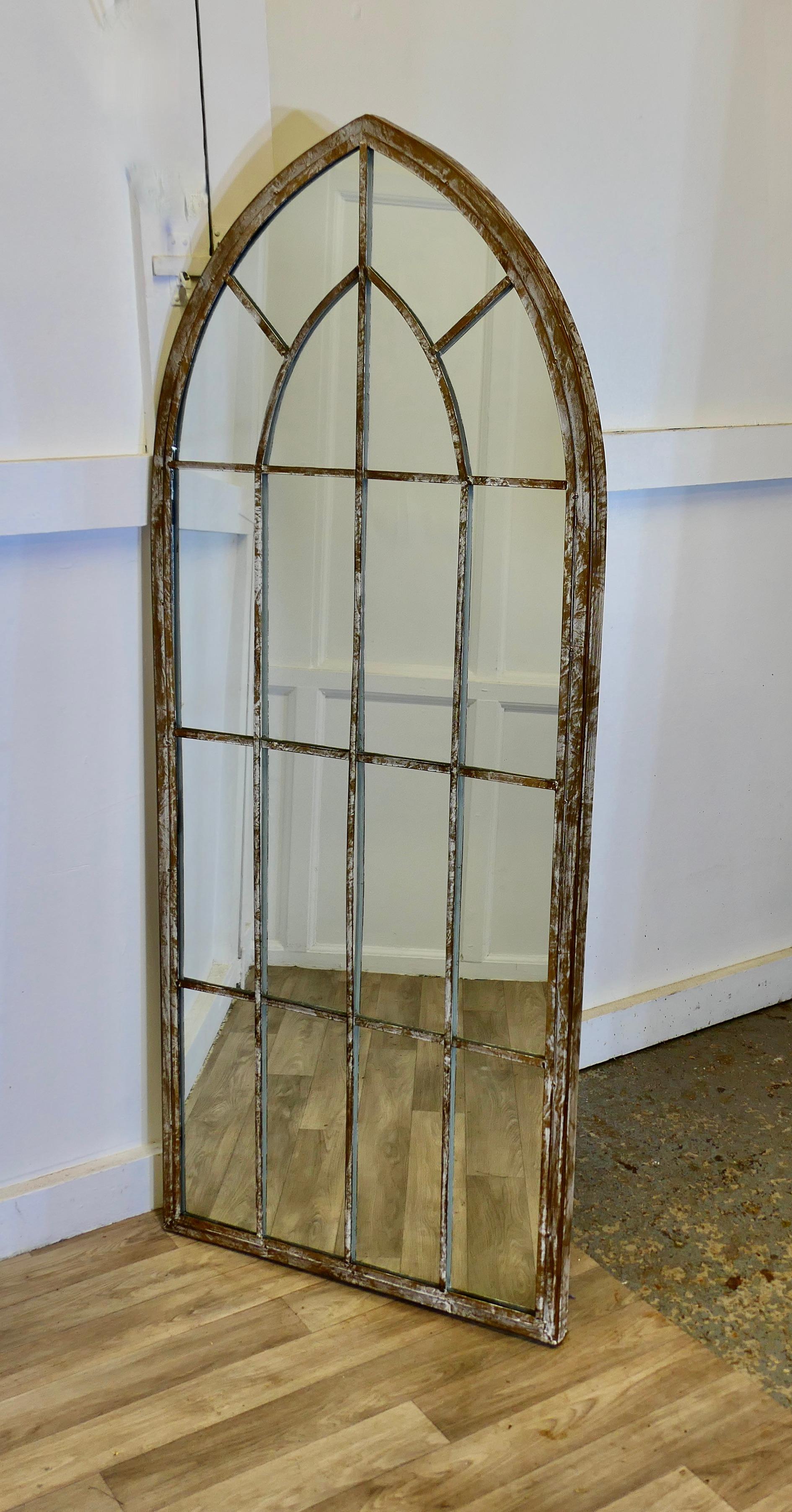 Grand miroir de fenêtre arqué de style industriel 

Il s'agit d'un miroir haut et très attrayant. Le miroir à cadre de fenêtre en métal est composé de plusieurs sections rectangulaires surmontées d'un sommet arqué. 
Une pièce impressionnante
