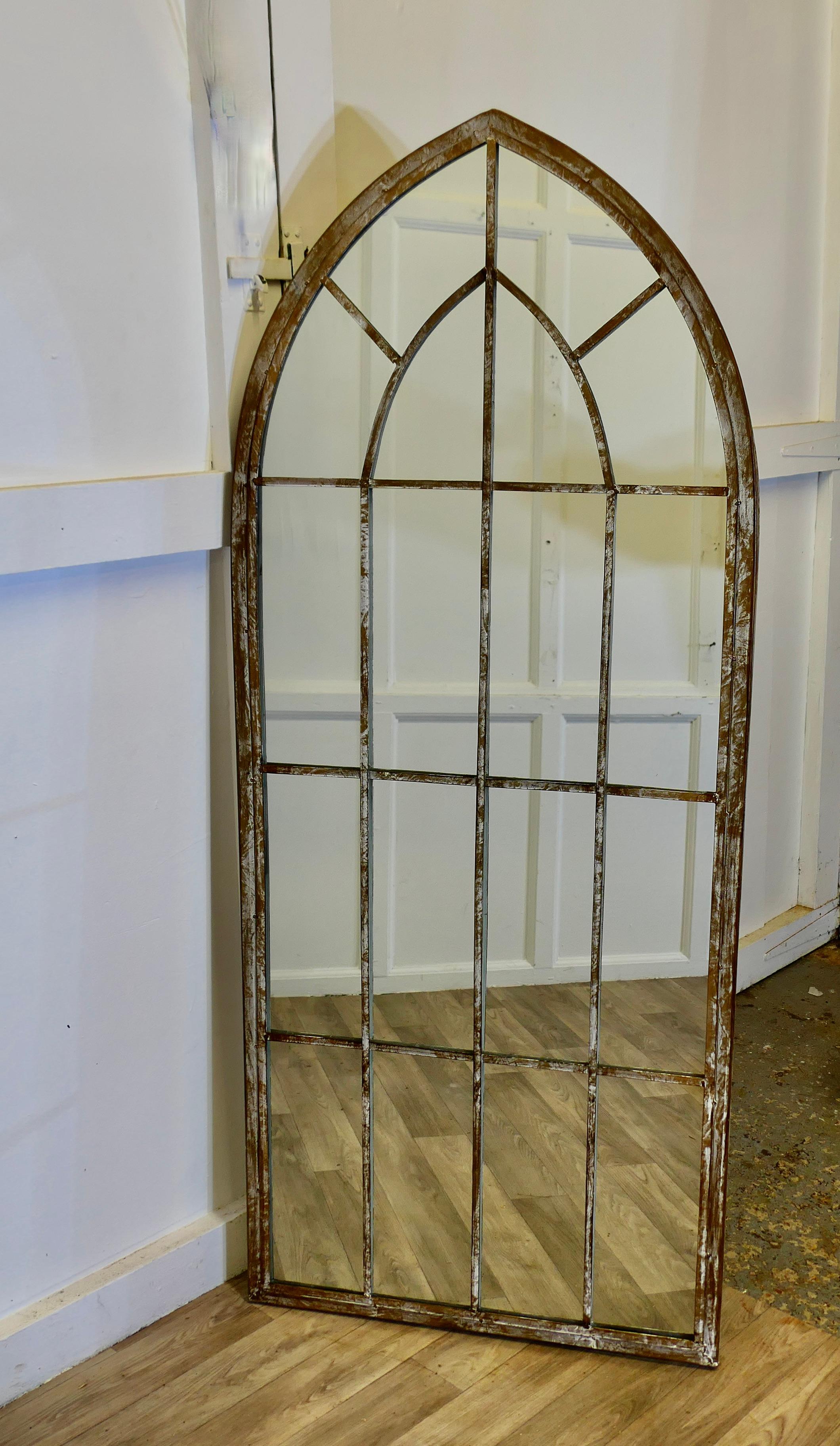 Grand miroir de fenêtre arqué de style industriel   Il est haut et très attrayant Bon état - En vente à Godshill, Isle of Wight
