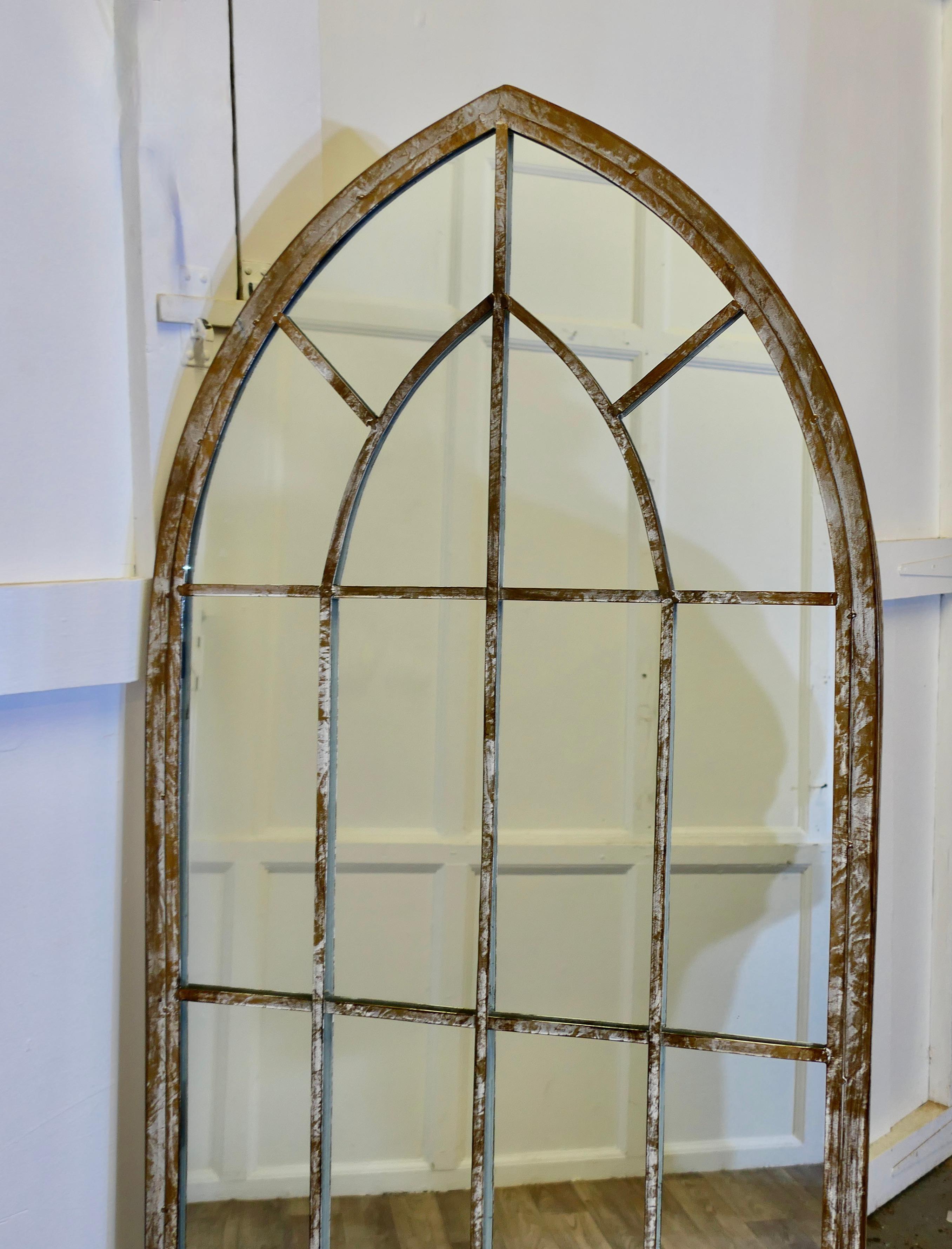 Milieu du XXe siècle Grand miroir de fenêtre arqué de style industriel   Il est haut et très attrayant en vente