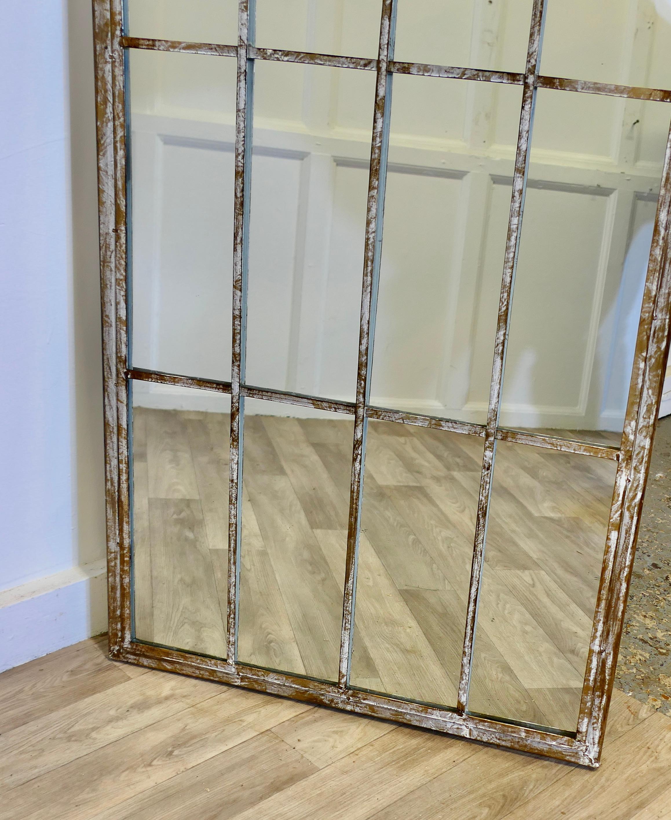 Métal Grand miroir de fenêtre arqué de style industriel   Il est haut et très attrayant en vente