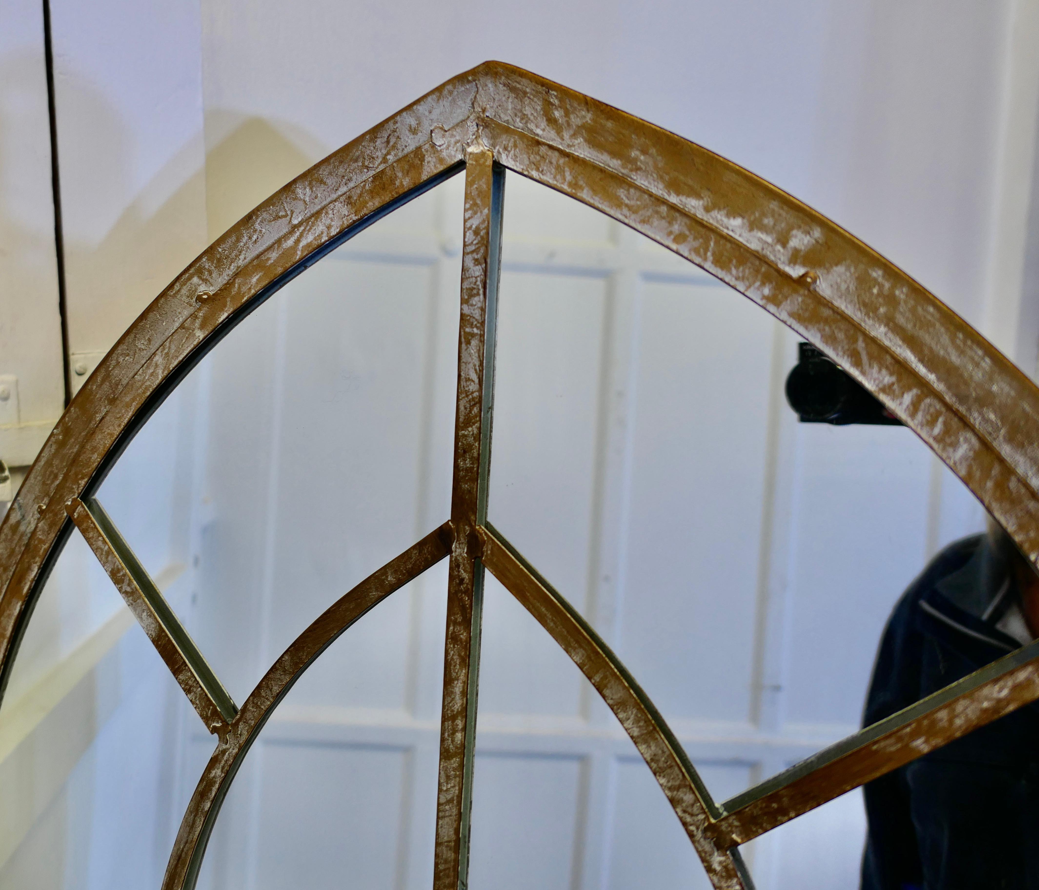 Grand miroir de fenêtre arqué de style industriel   Il est haut et très attrayant en vente 1