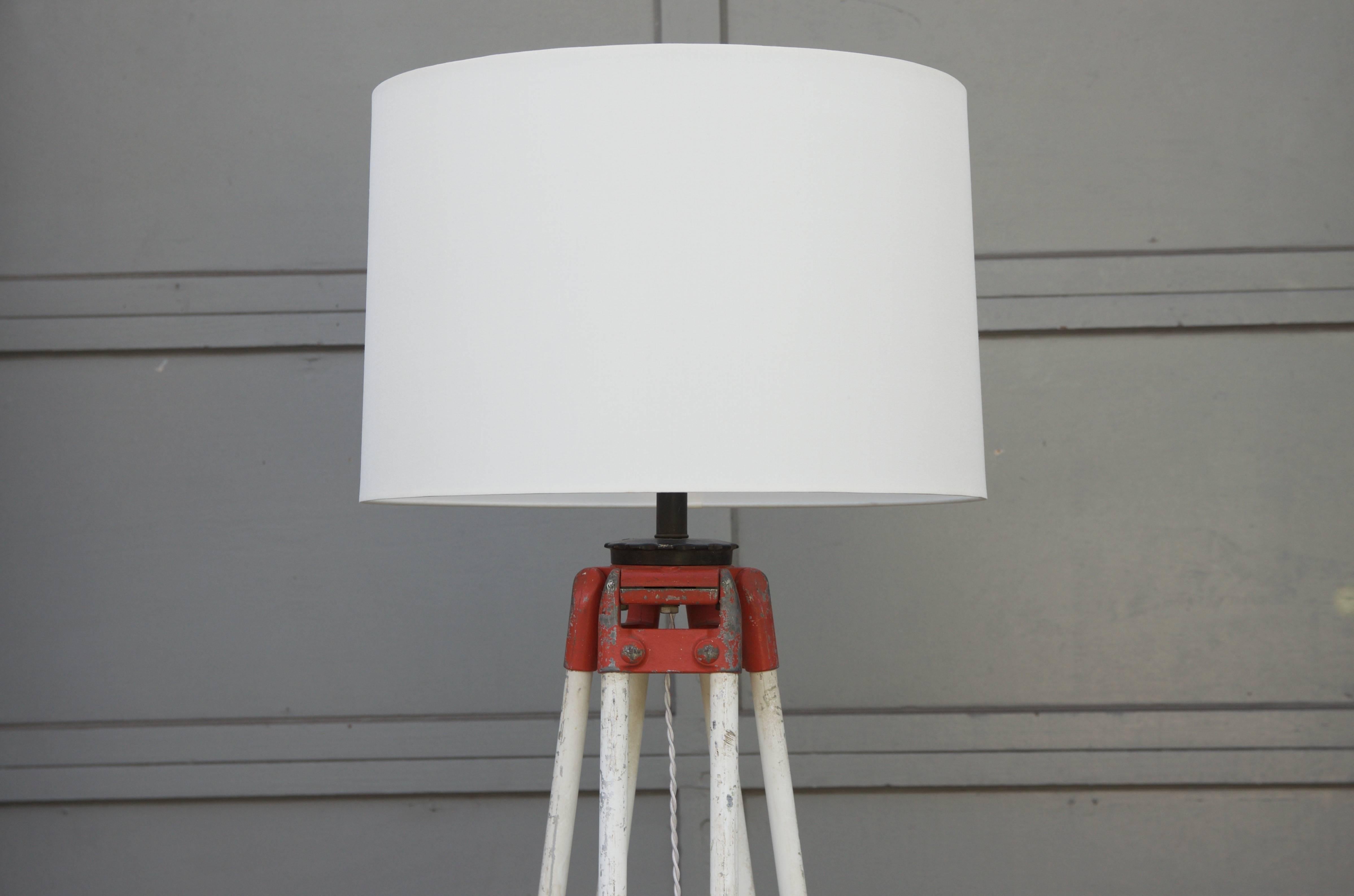 Lampada da terra a treppiede industriale alta. Le dimensioni indicate si riferiscono alla lampada e al paralume installati. Misure: Il paralume è alto 13,5 cm e ha un diametro di 20 cm sul fondo e di 19 cm sulla parte superiore.
