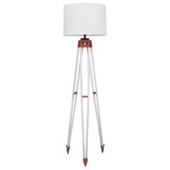 Große dreibeinige Stehlampe, Industrie- Surveyor