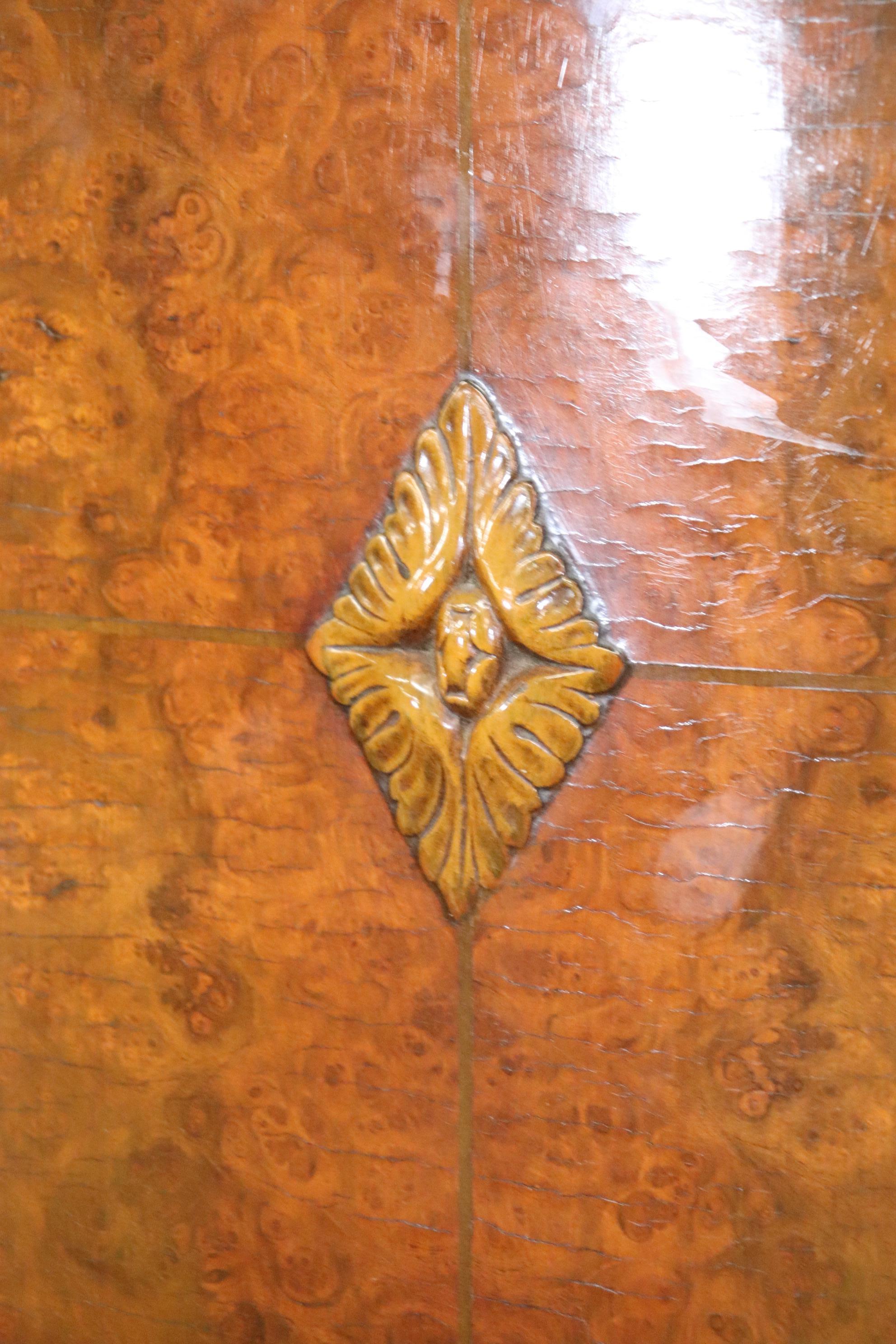Hoch Intarsien geschnitzt Nussbaum Französisch Louis XV China Kabinett Bar CIRCA 1920 im Angebot 2