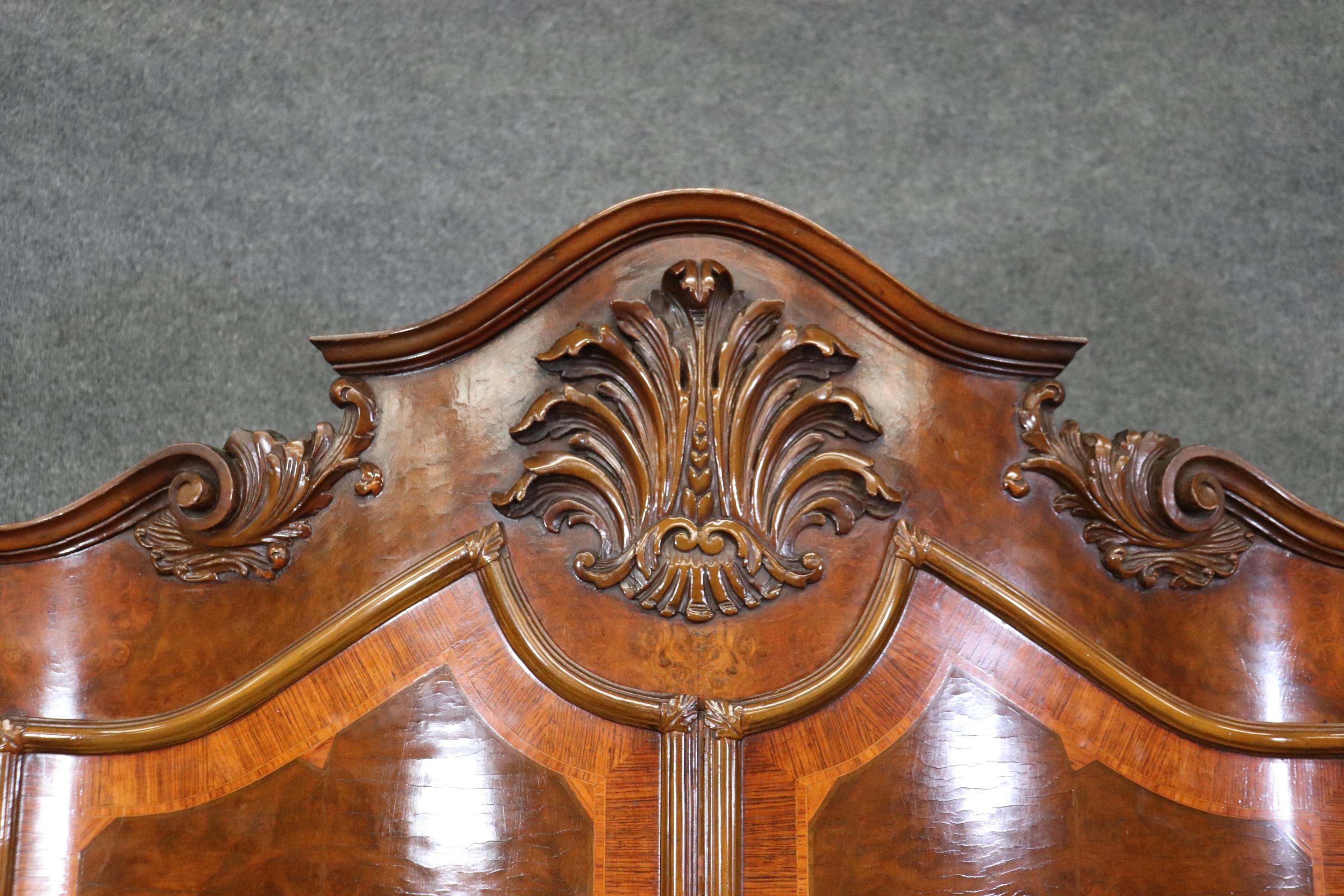 Grand meuble à vaisselle en noyer sculpté Louis XV Circa 1920 en vente 3