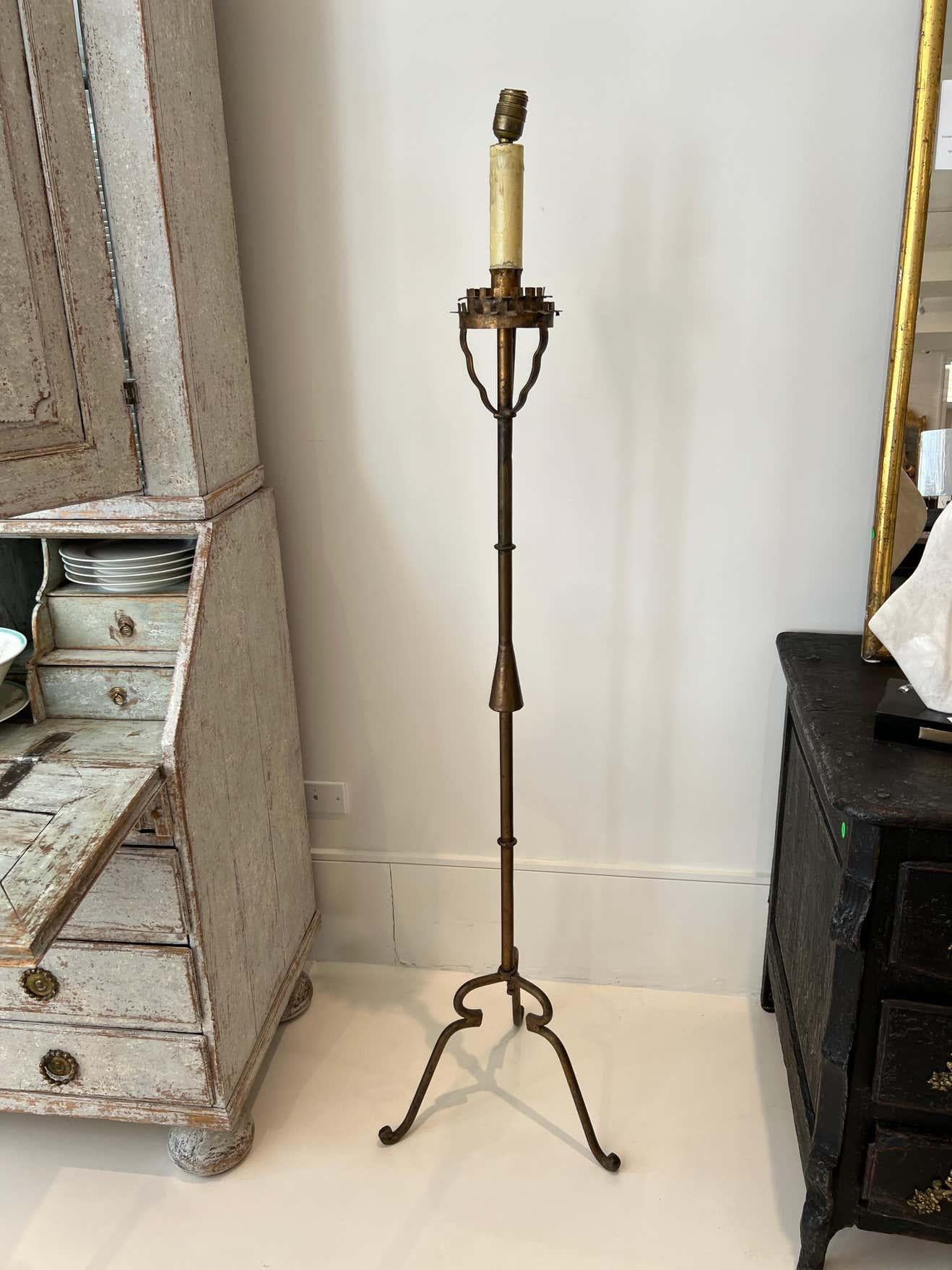 Lovely gilded floor lamp that would work in any decor. Needs to be rewired for US use.