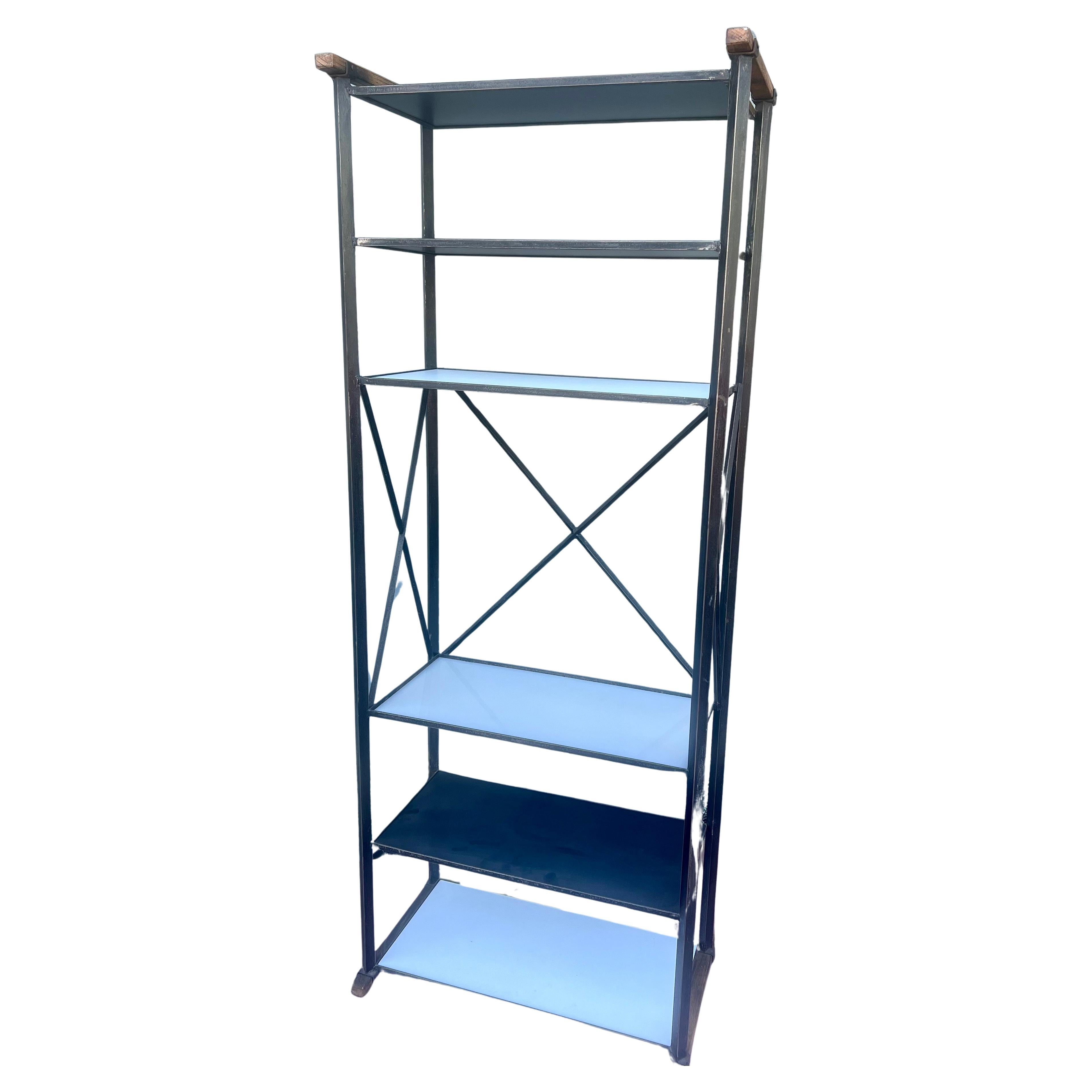 Majestic étagère haute avec des accents rustiques en bois, cadre en fer solide et robuste, étagères double face en blanc et anthracite avec une acrylique, cette pièce unique et difficile à trouver a été fabriquée vers les années 1980. Très bon état