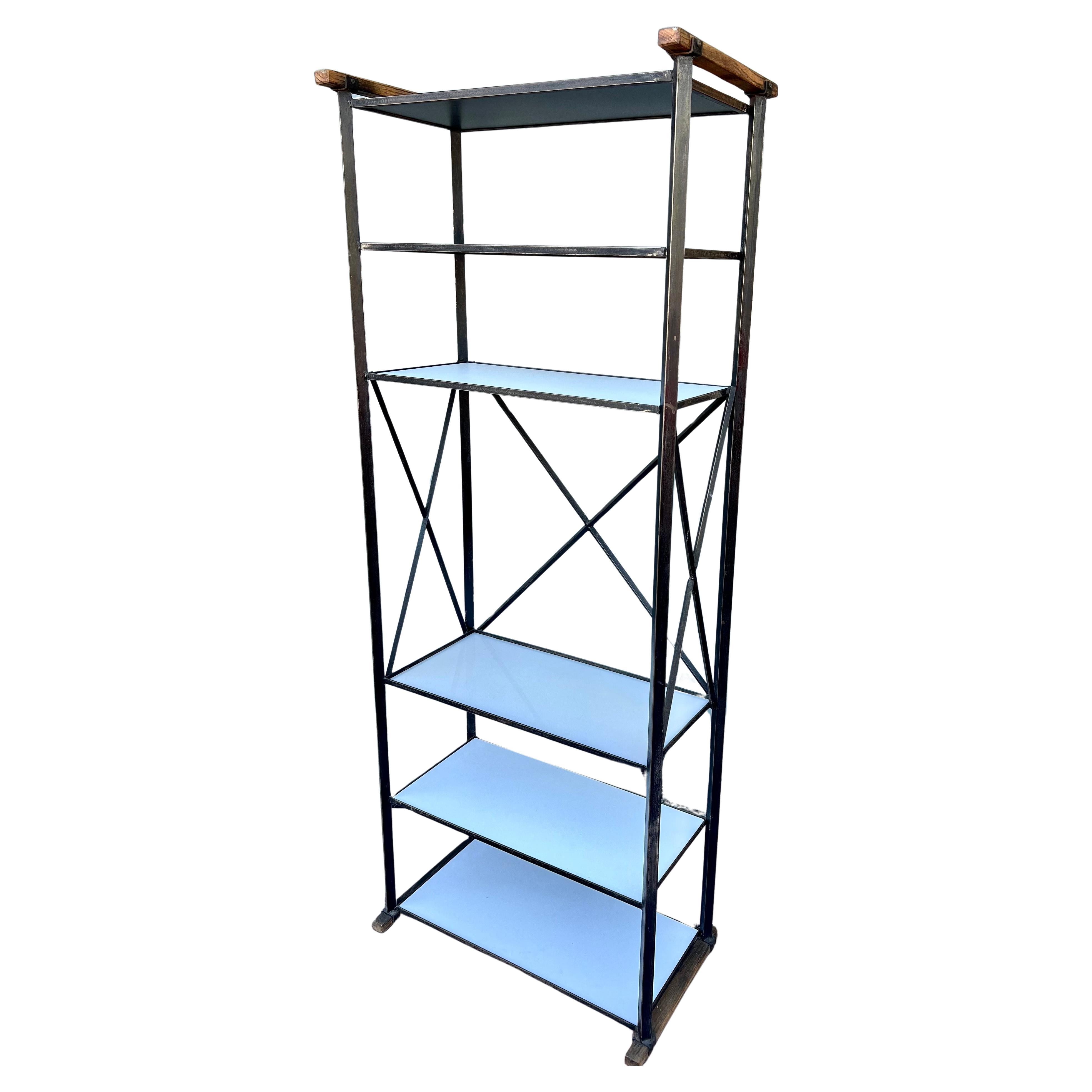 Etagere alta in ferro e Wood Wood rustico di Cleo Baldon con scaffali a doppio colore