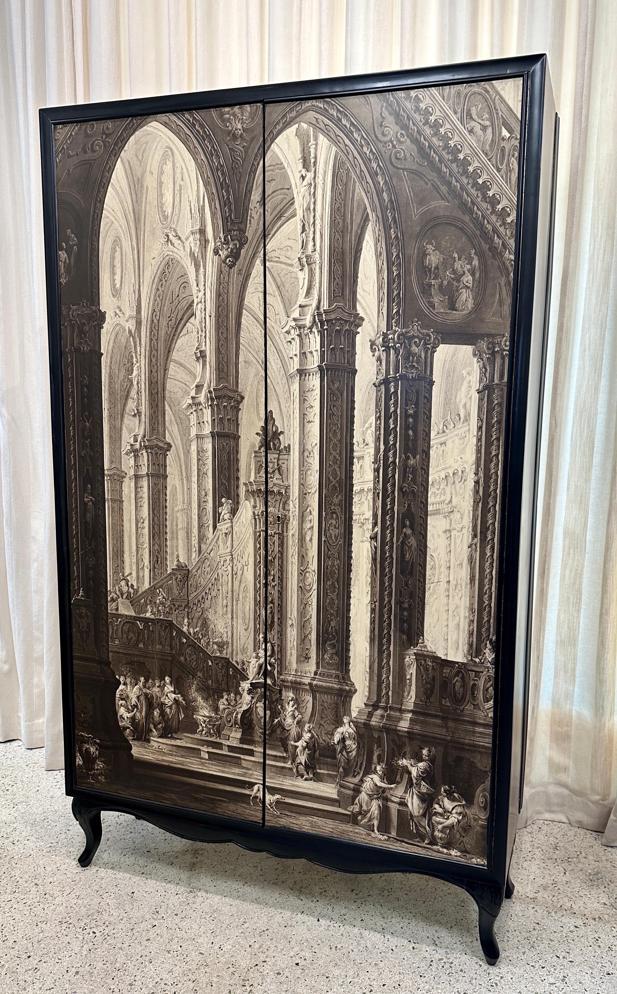 Laiton Grand meuble italien avec portes frontales imprimées de photographies en vente