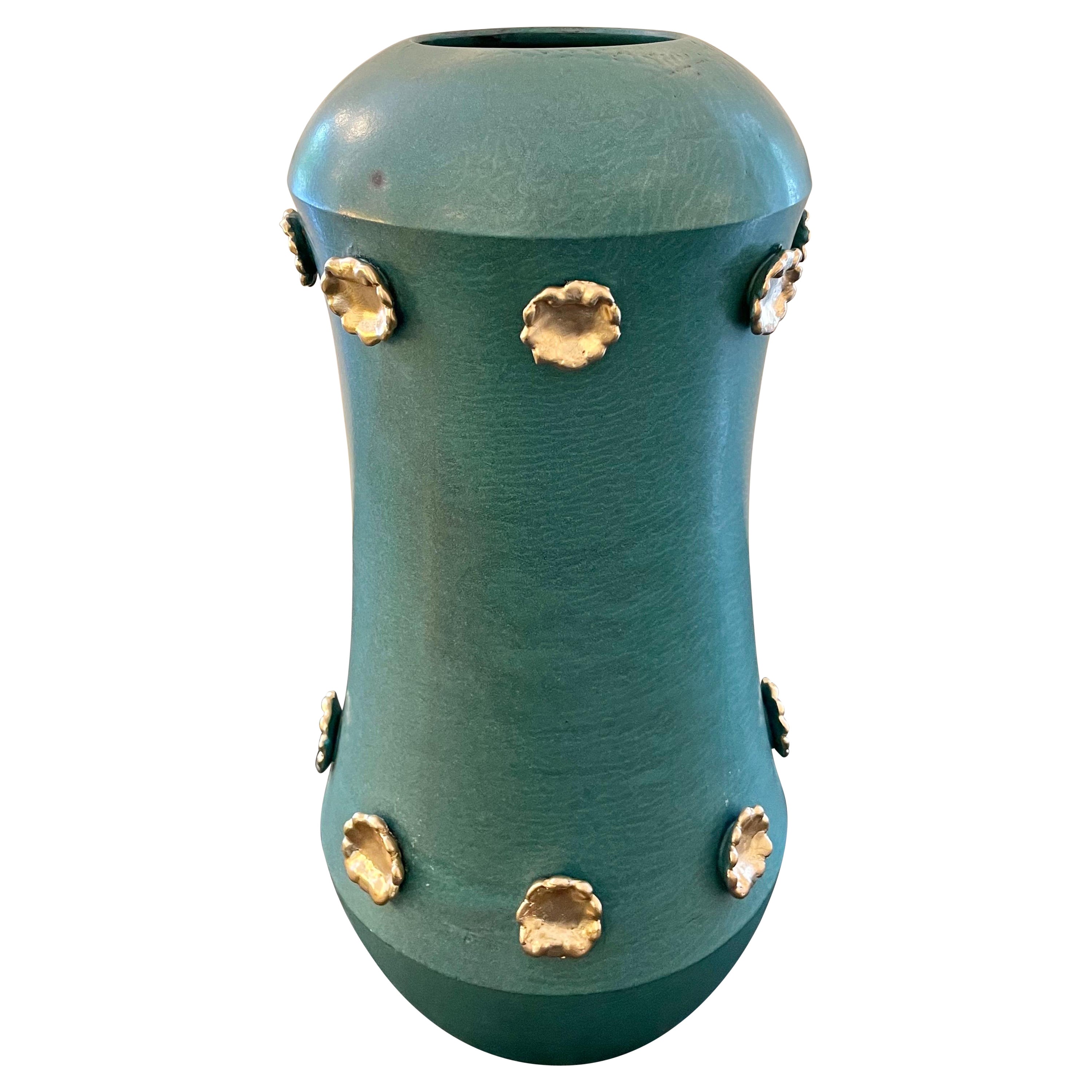 Vaso alto in ceramica italiana con accenti dorati a fiammella in vendita