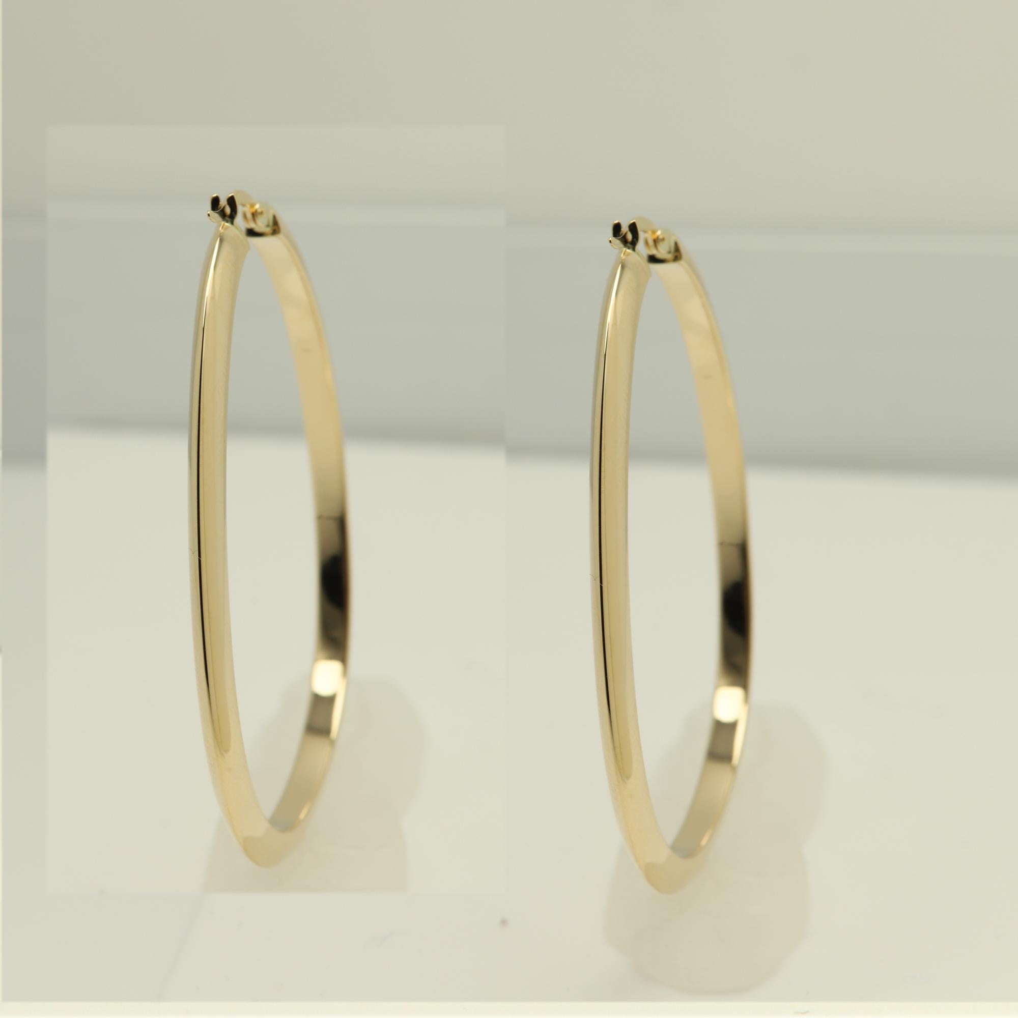 Made in Italy
Popular trendy Gold Hoops 
Tall hoop design - modern look.
weight is 4.2 grams total.
14k Yellow Gold.
approx size: 2' Inch long x 1.5' inch wide 
Standard Latch Back.
+Gift Box
(#4.2gr)