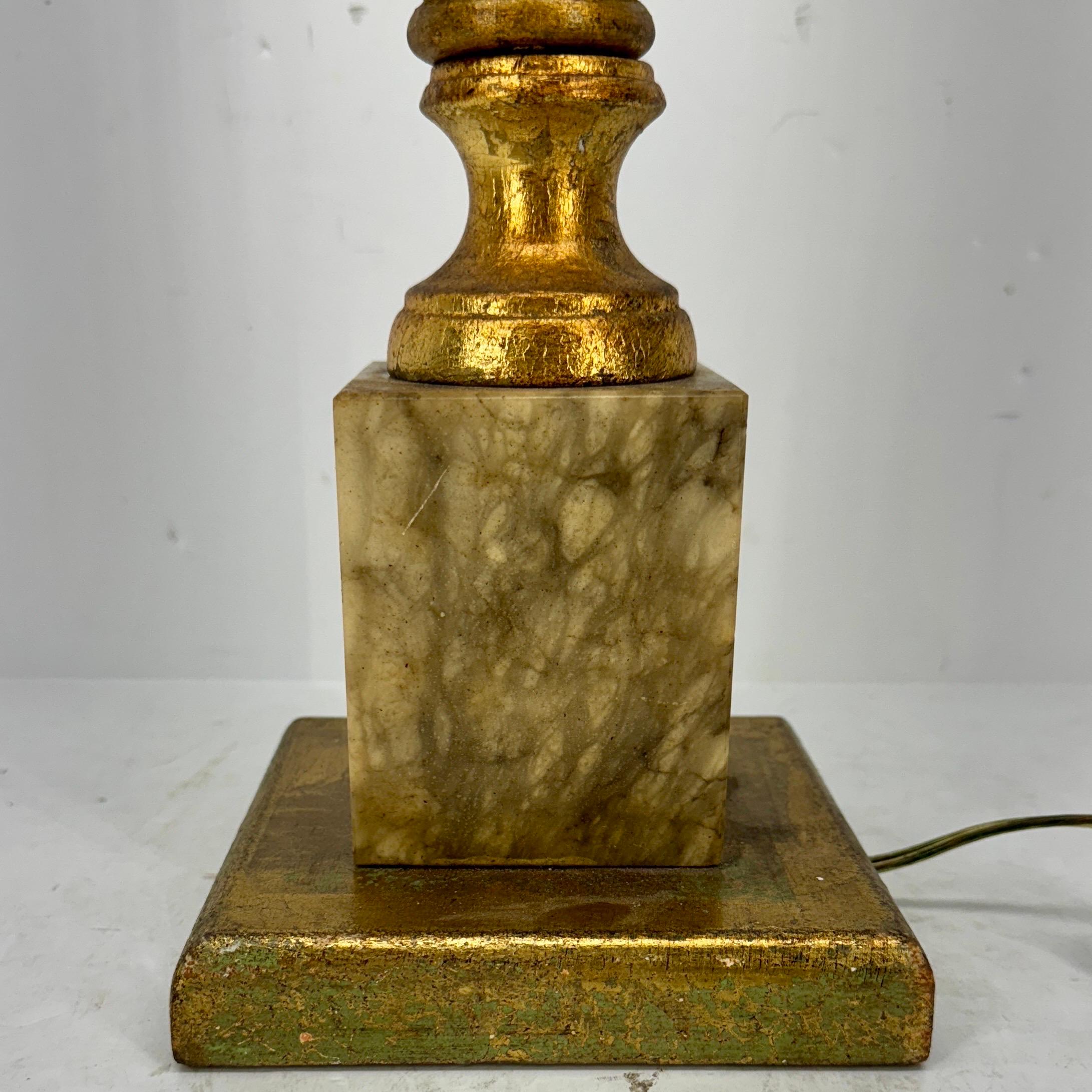 Hohe italienische Blattgold-Marmor-Tischlampe, Mitte des 20. Jahrhunderts im Angebot 9