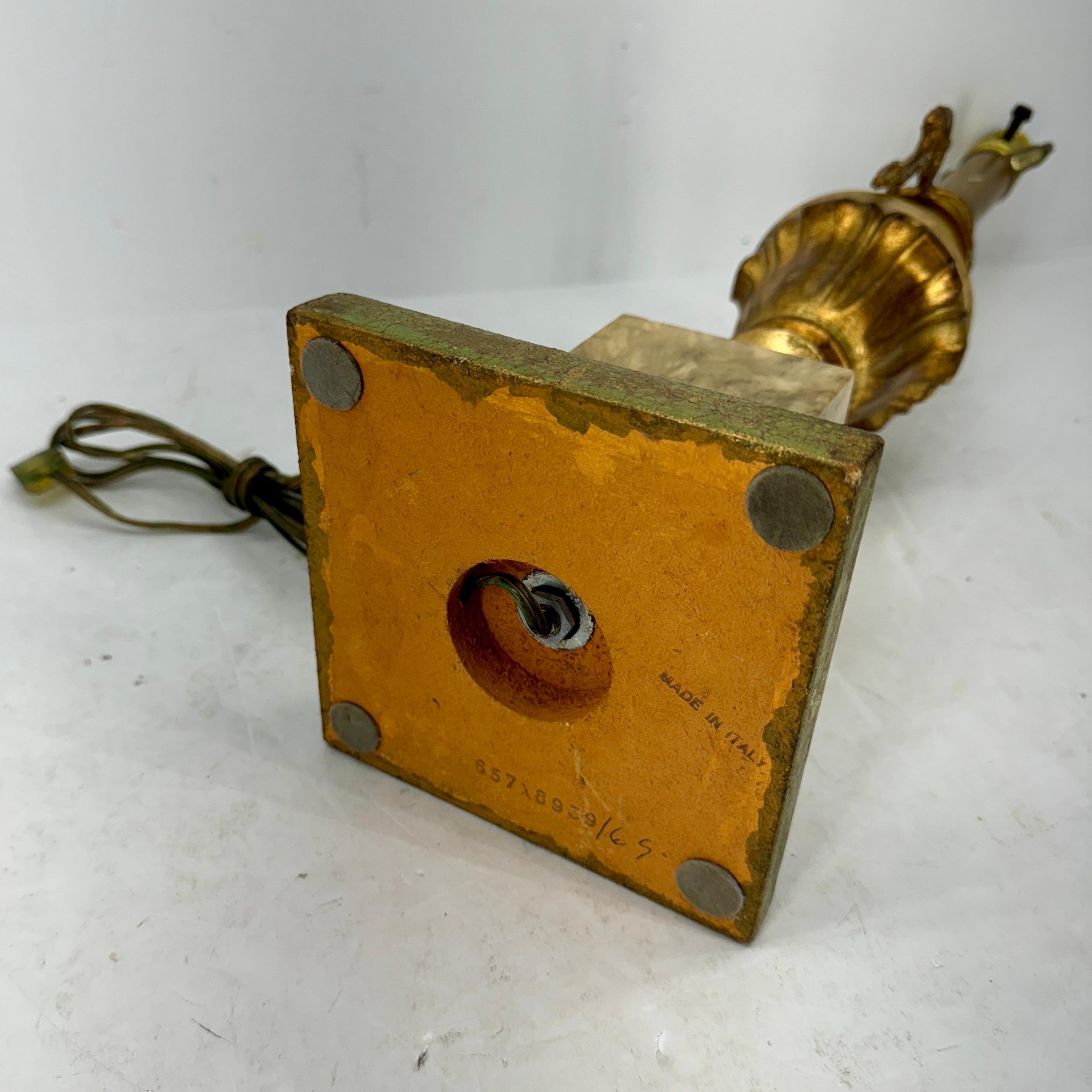 Hohe italienische Blattgold-Marmor-Tischlampe, Mitte des 20. Jahrhunderts im Angebot 10