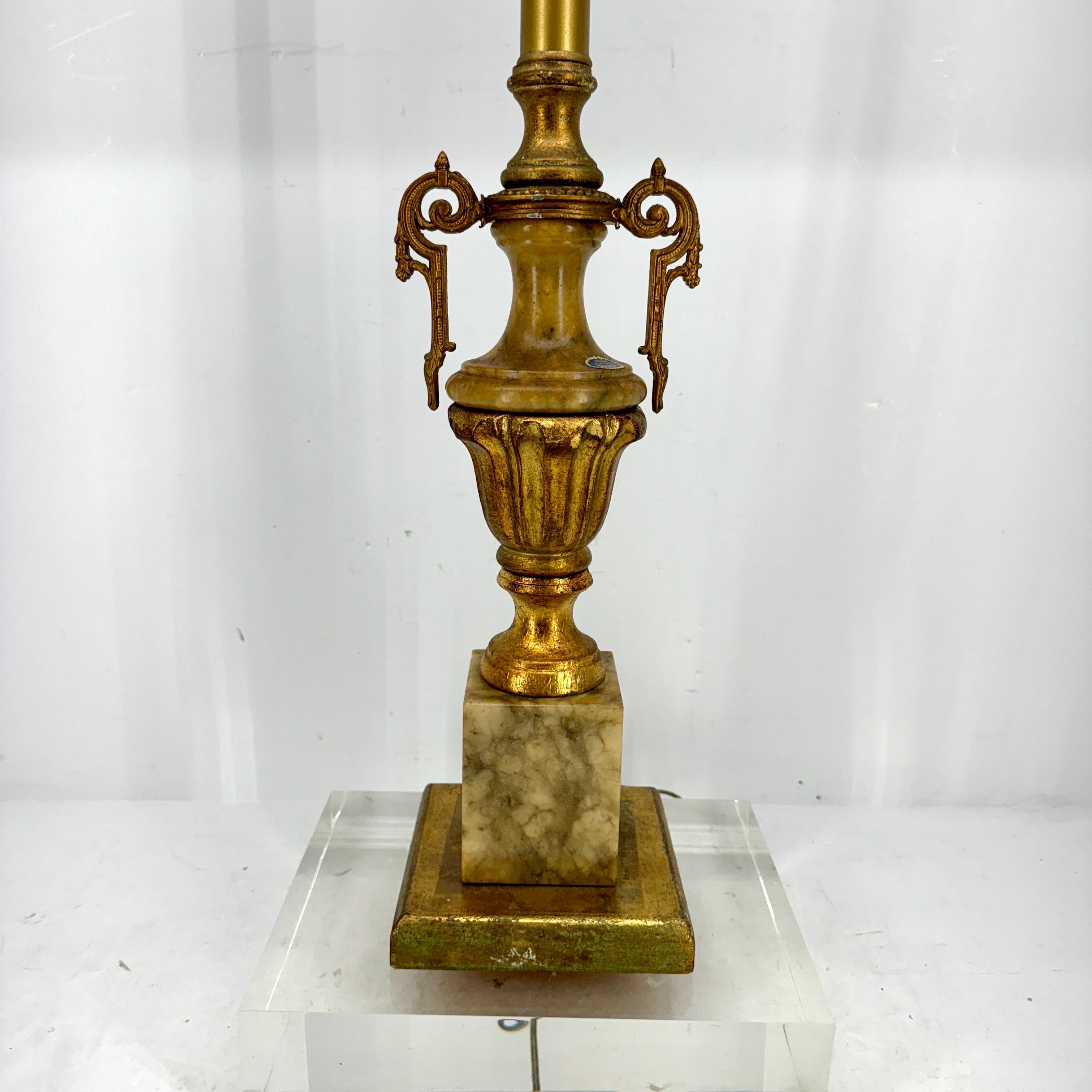 Hohe italienische Blattgold-Marmor-Tischlampe, Mitte des 20. Jahrhunderts im Angebot 11