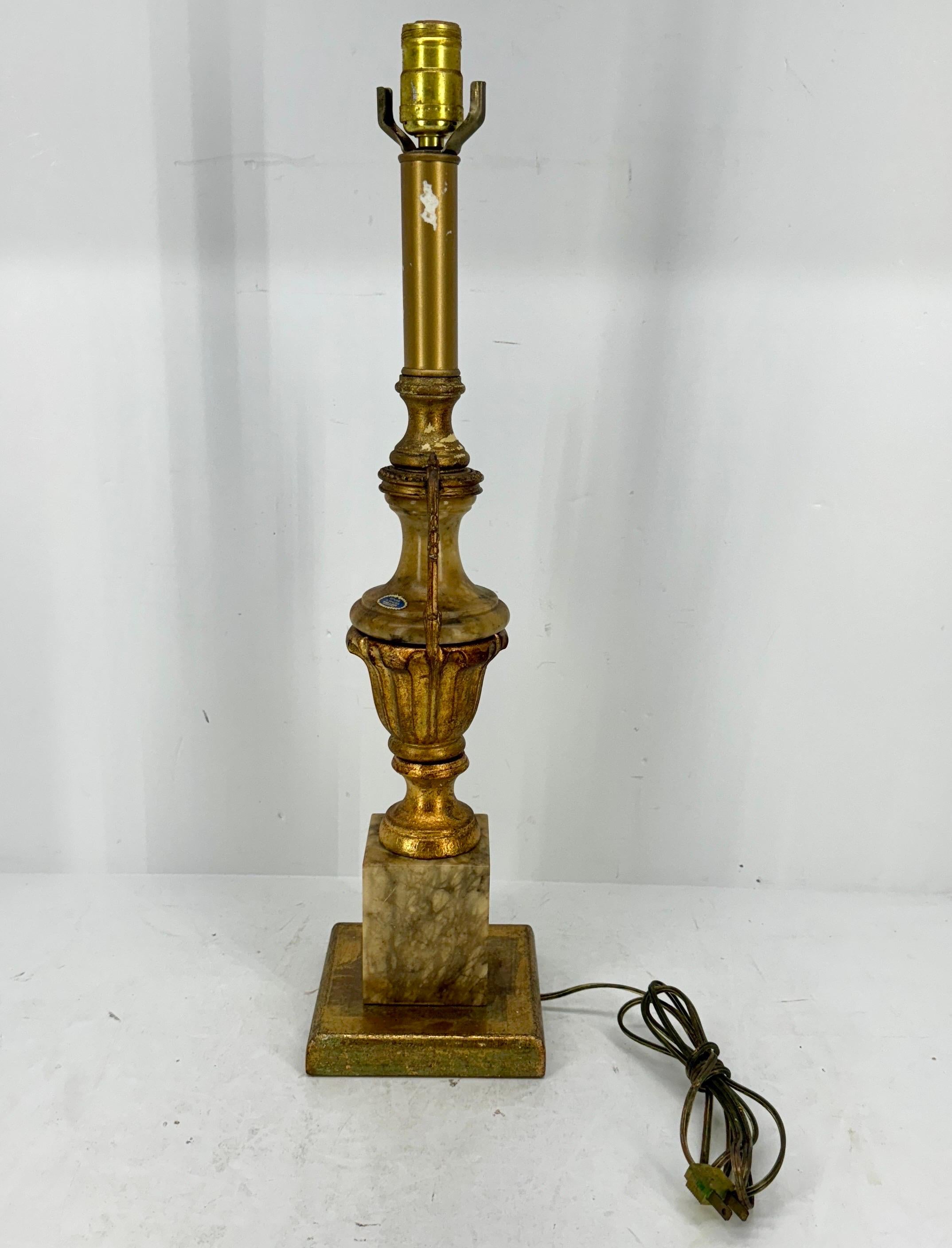 Hohe italienische Blattgold-Marmor-Tischlampe, Mitte des 20. Jahrhunderts im Angebot 3