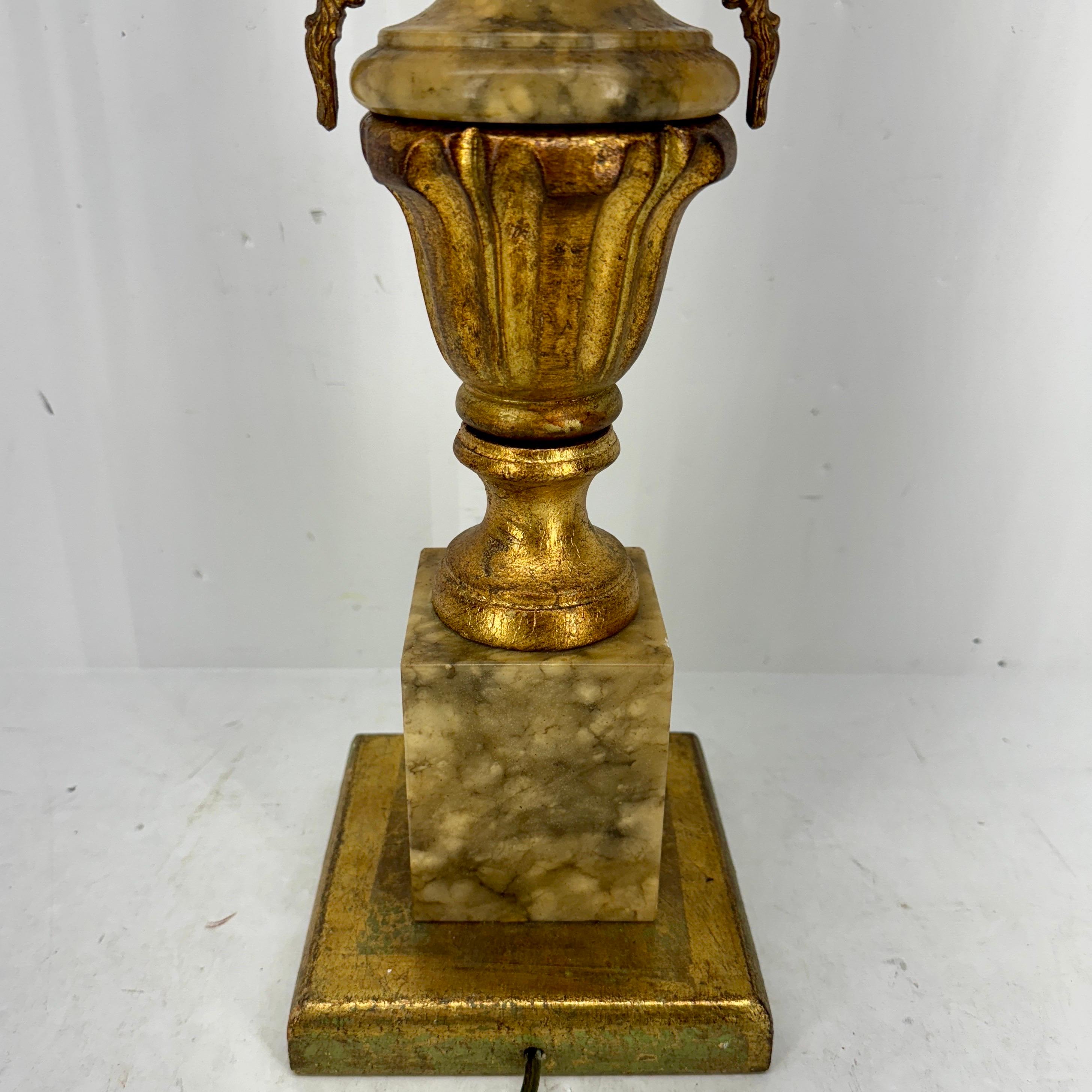Hohe italienische Blattgold-Marmor-Tischlampe, Mitte des 20. Jahrhunderts im Angebot 4