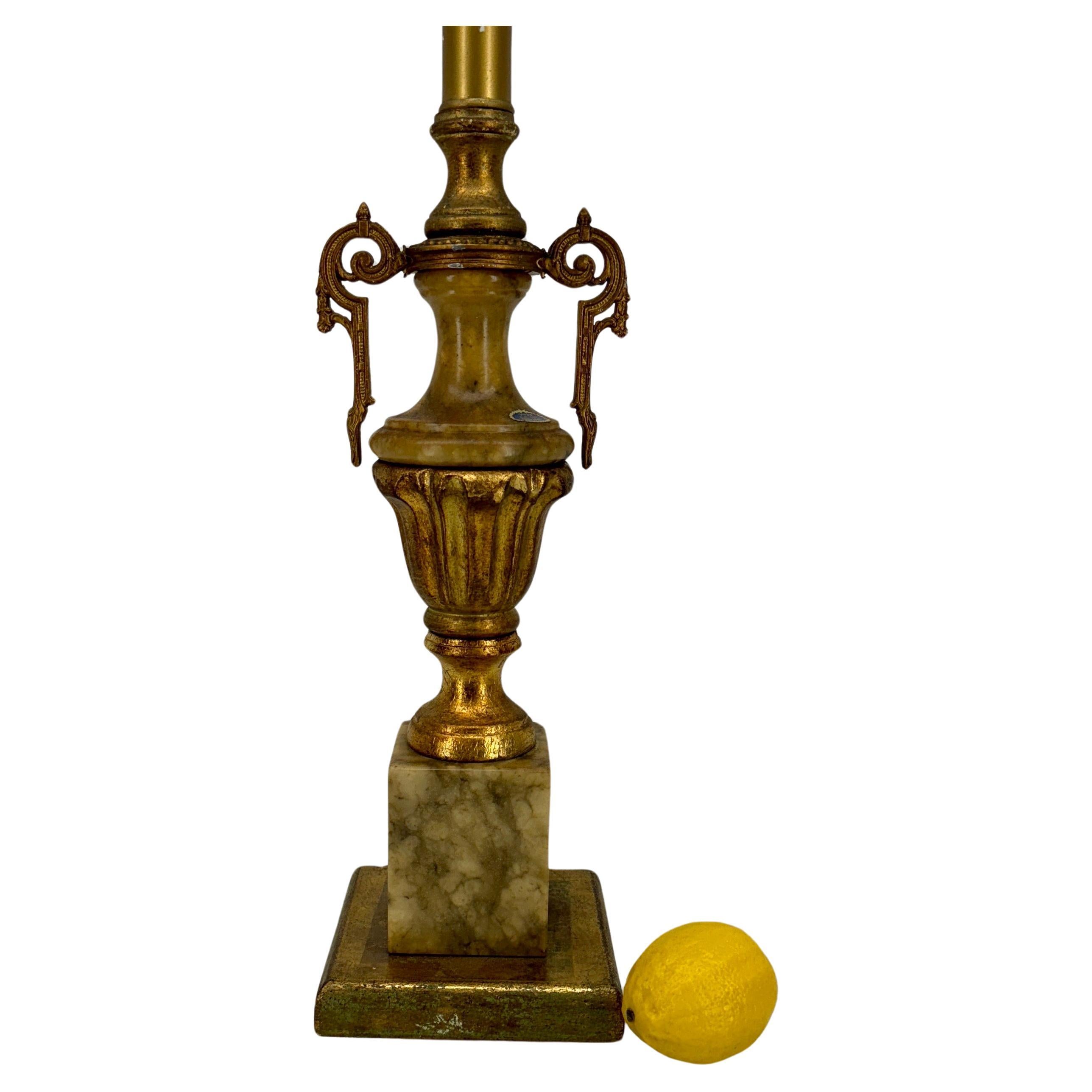 Hohe italienische Blattgold-Marmor-Tischlampe, Mitte des 20. Jahrhunderts im Angebot