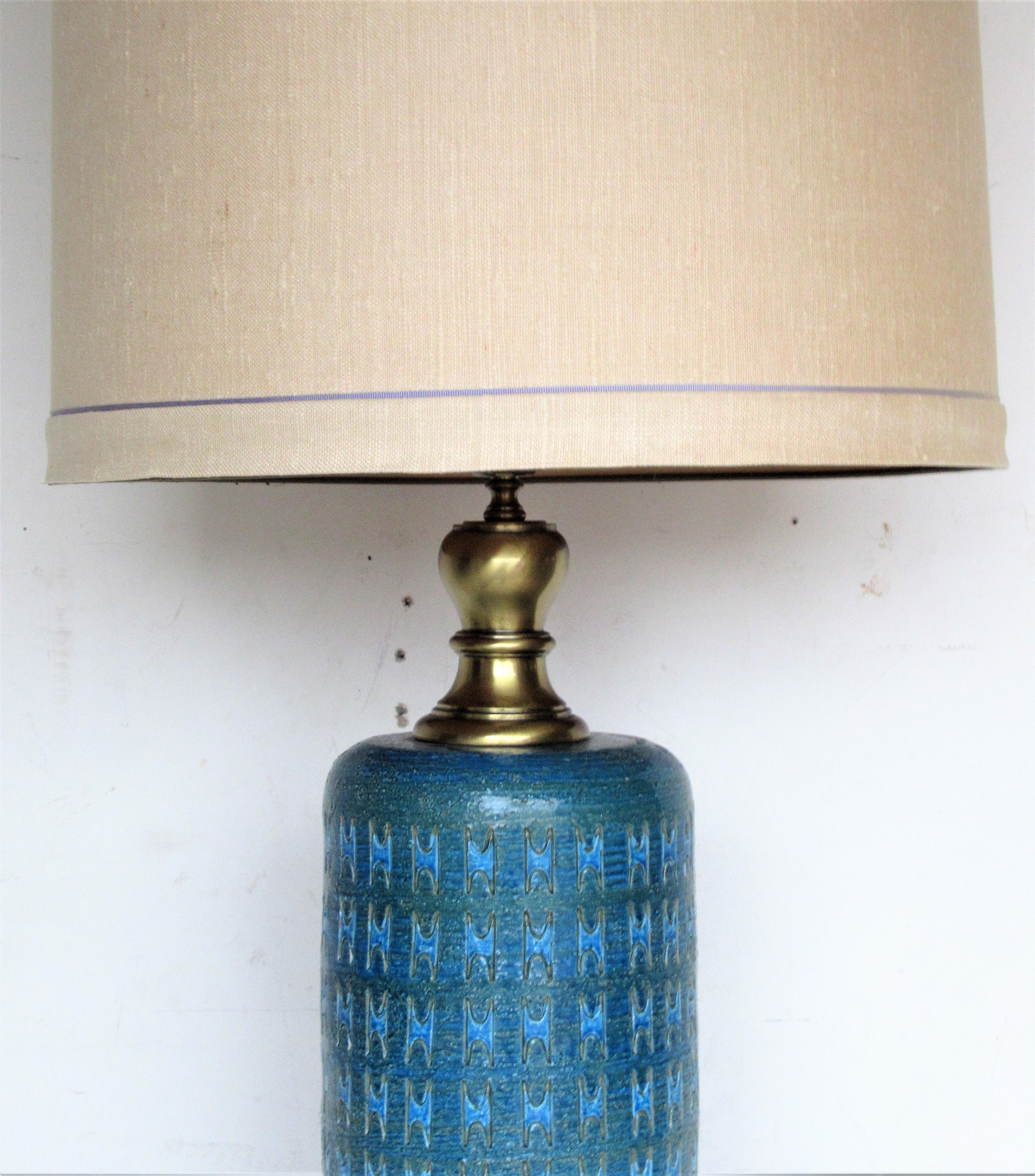 Big and tall Italian pottery table lamp in Rimini blue by Aldo Londi for Bitossi in great all original condition, circa 1960s. Lamp measures: 44 inches high to top of brass finial x 31 inches high to bulb socket x 8 diameter at base. Look at all