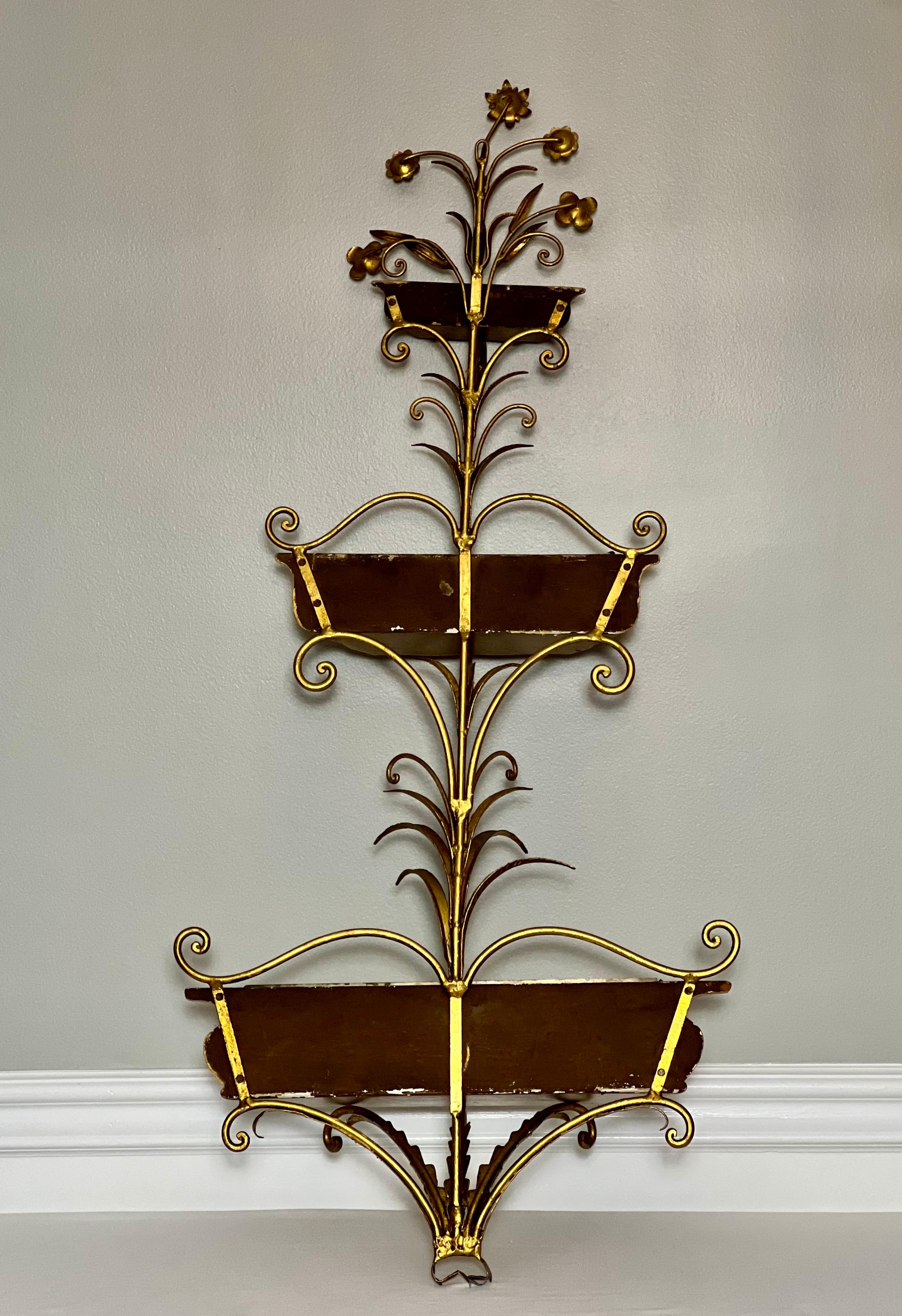Grande jardinière murale italienne à trois niveaux en bois doré et fer forgé en vente 5