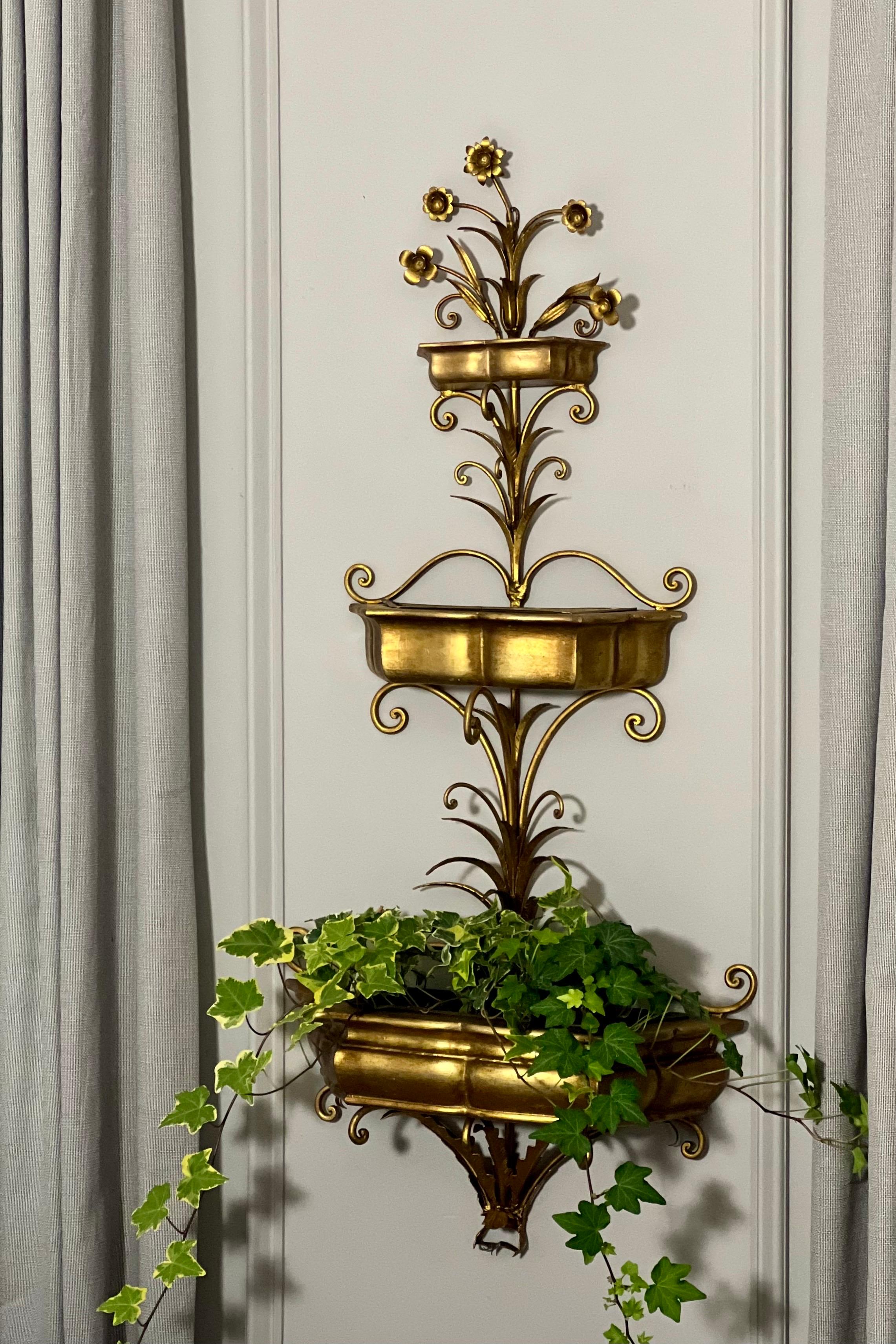 Grande jardinière murale italienne à trois niveaux en bois doré et fer forgé en vente 7