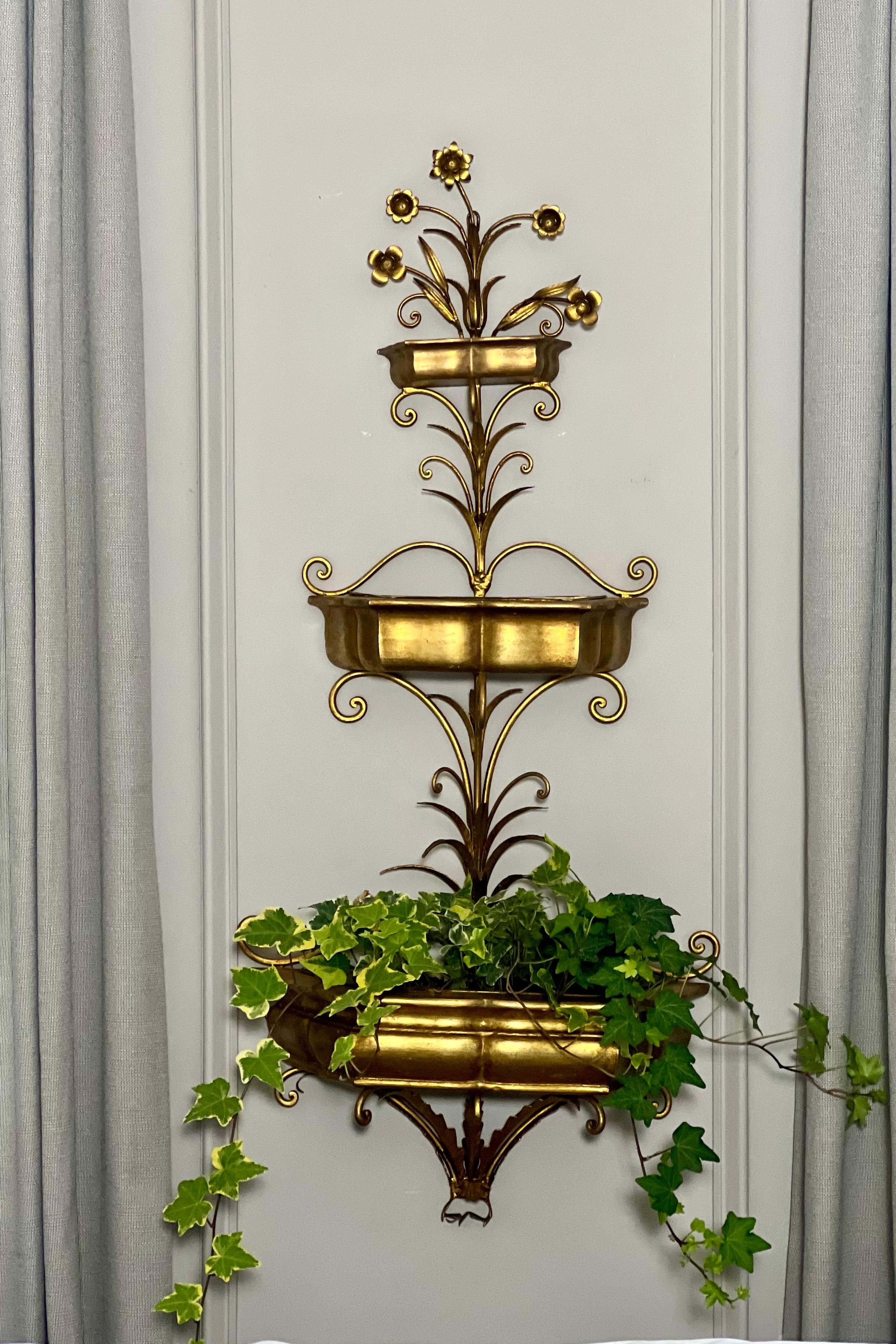 Grande jardinière murale italienne à trois niveaux en bois doré et fer forgé en vente 8