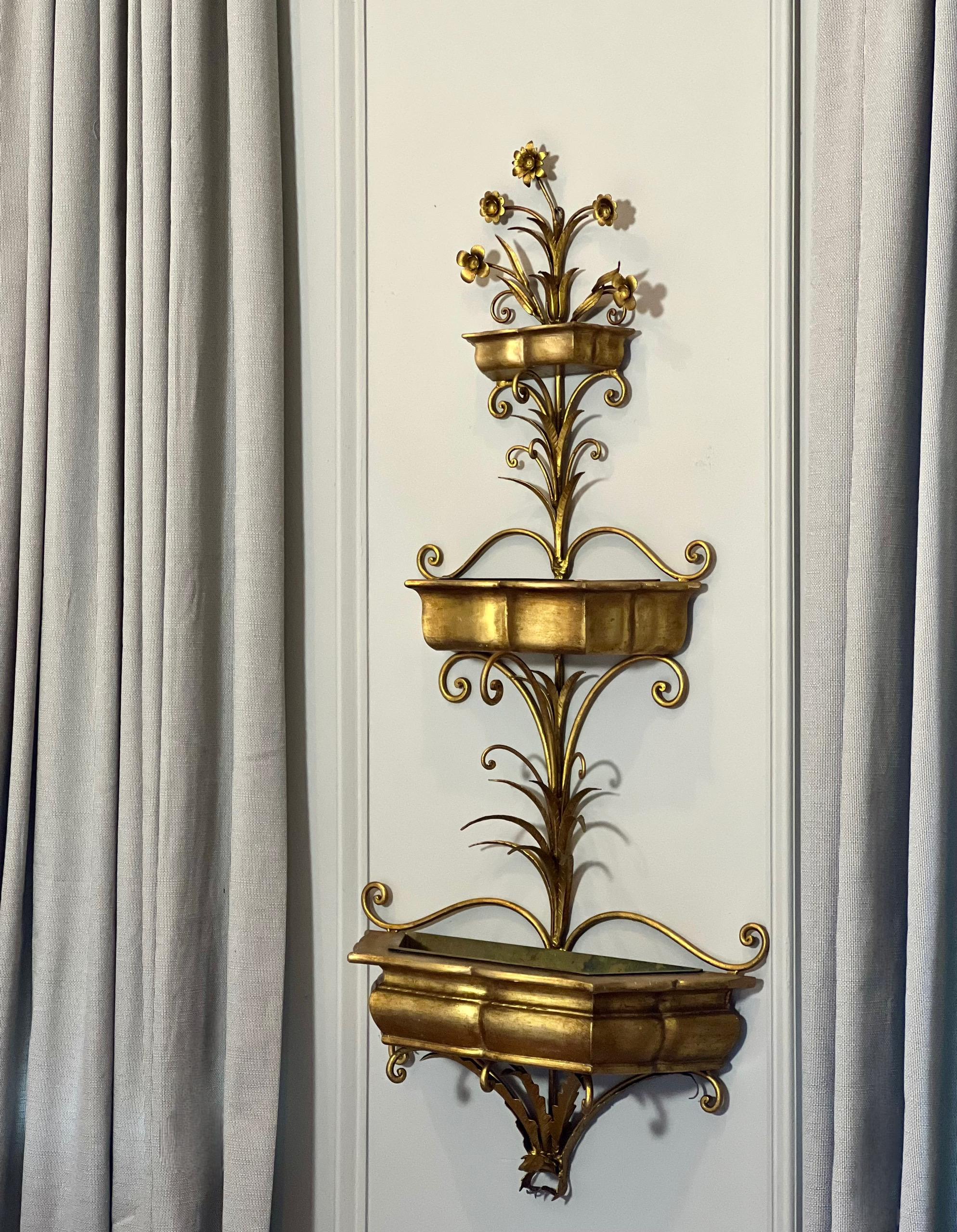 Hollywood Regency Grande jardinière murale italienne à trois niveaux en bois doré et fer forgé en vente
