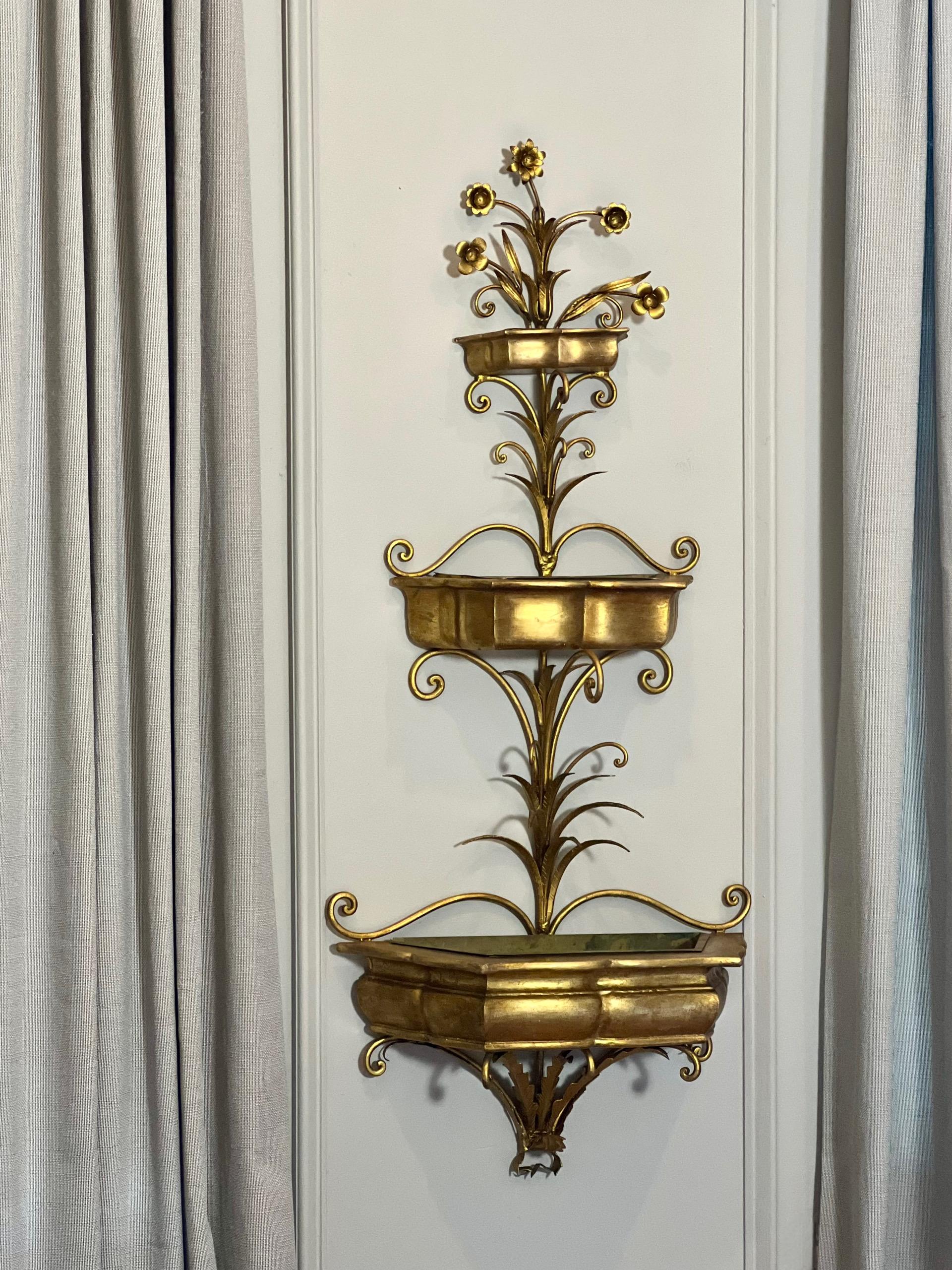 Doré Grande jardinière murale italienne à trois niveaux en bois doré et fer forgé en vente