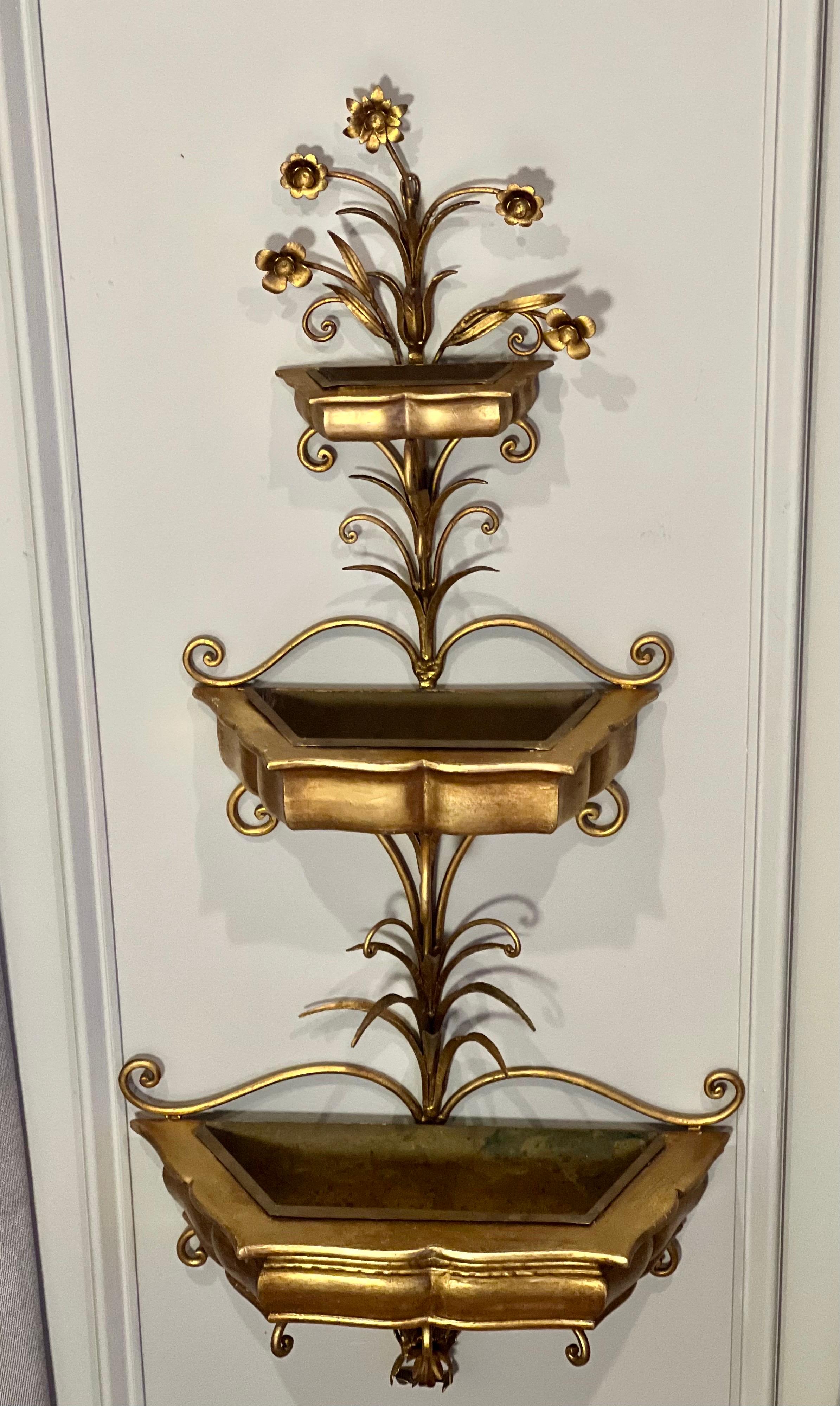 Grande jardinière murale italienne à trois niveaux en bois doré et fer forgé Bon état - En vente à Doylestown, PA