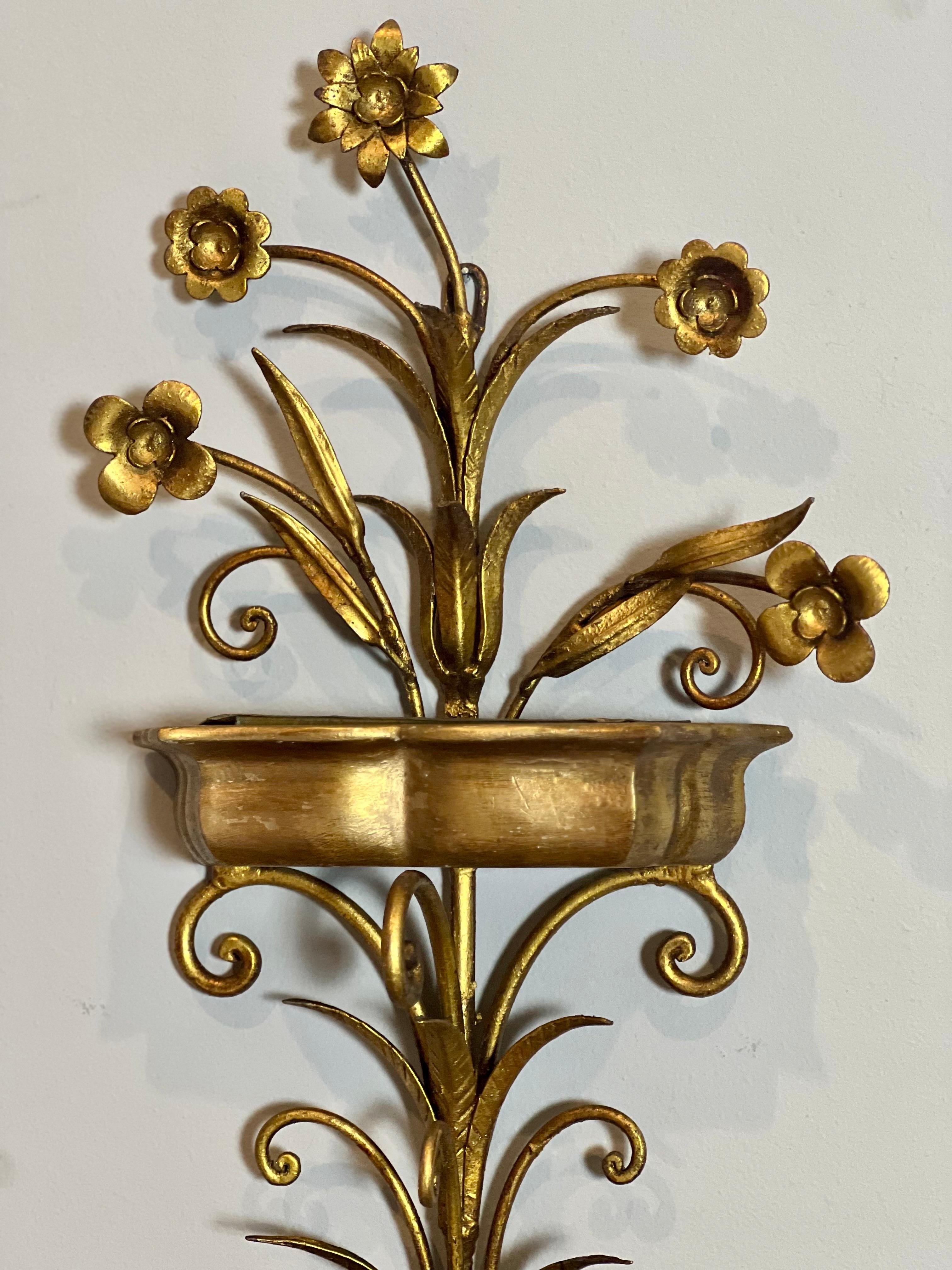 20ième siècle Grande jardinière murale italienne à trois niveaux en bois doré et fer forgé en vente
