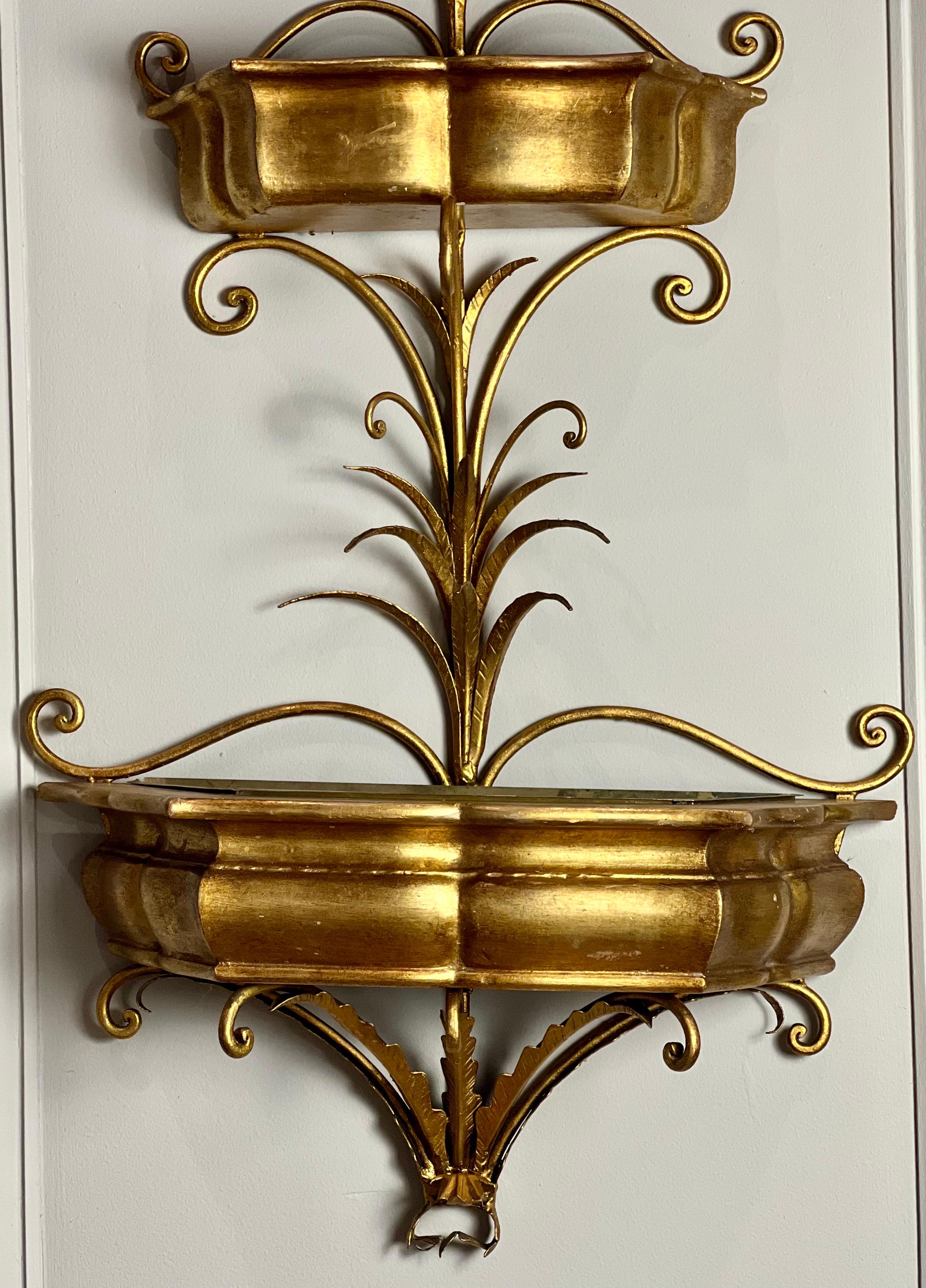 Métal Grande jardinière murale italienne à trois niveaux en bois doré et fer forgé en vente