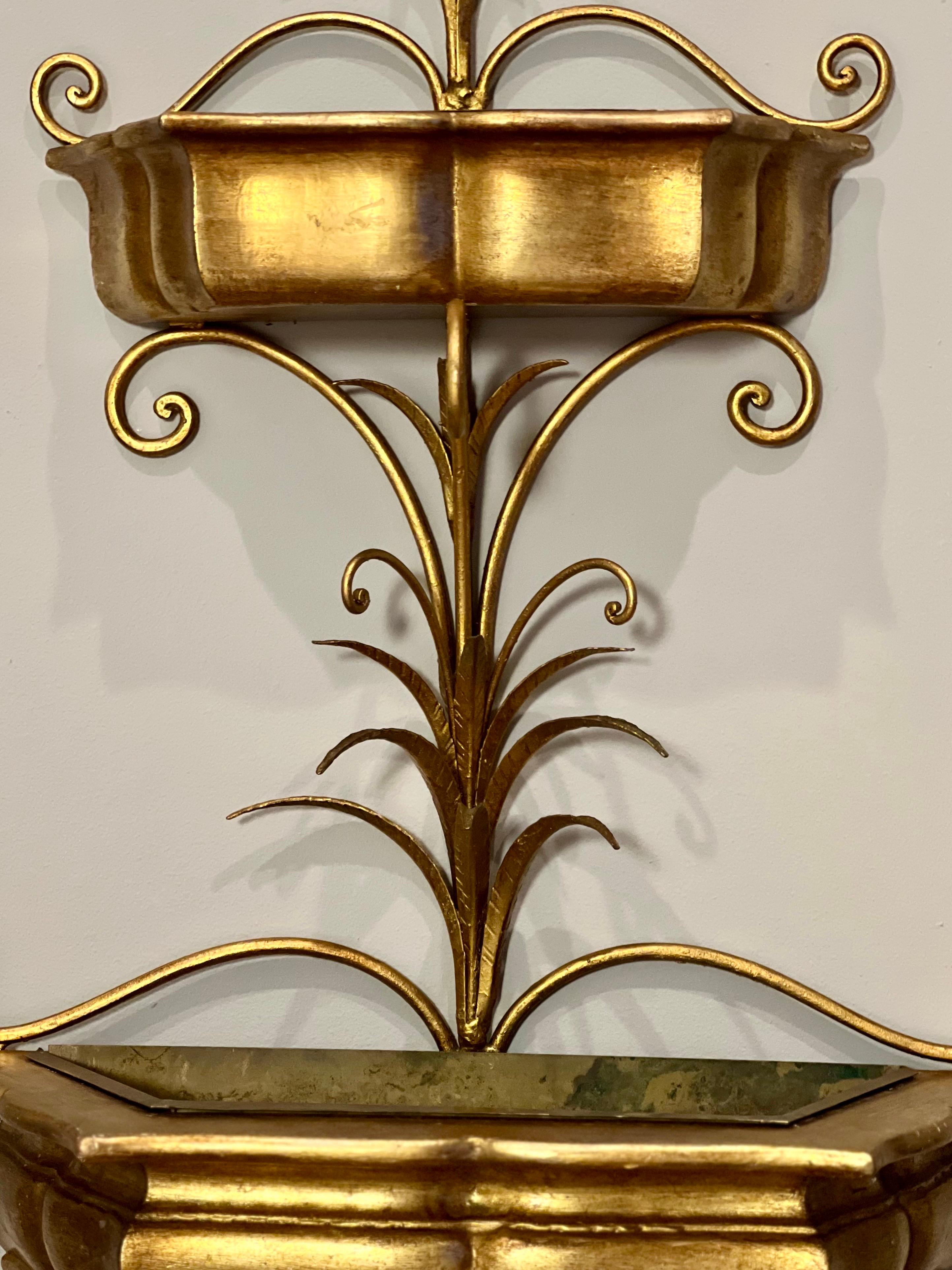 Grande jardinière murale italienne à trois niveaux en bois doré et fer forgé en vente 1