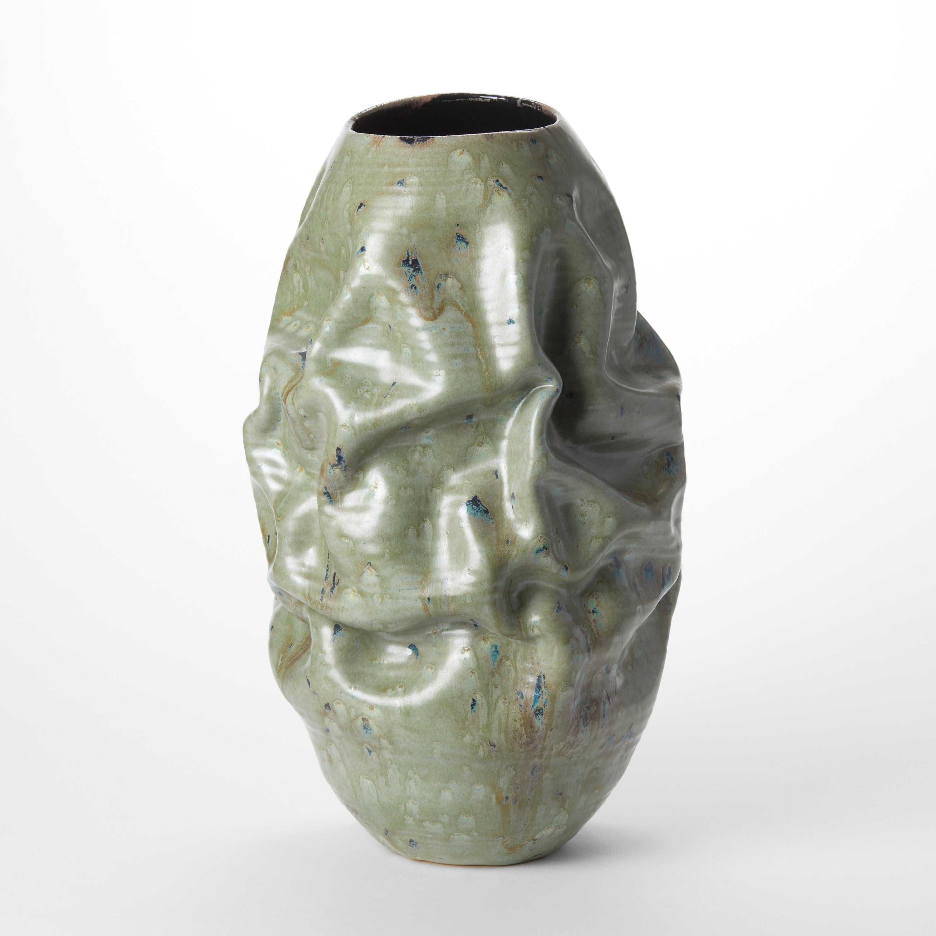Organico moderno Tall Jade Green Crumpled Form No 89, scultura di Nicholas Arroyave-Portela in vendita