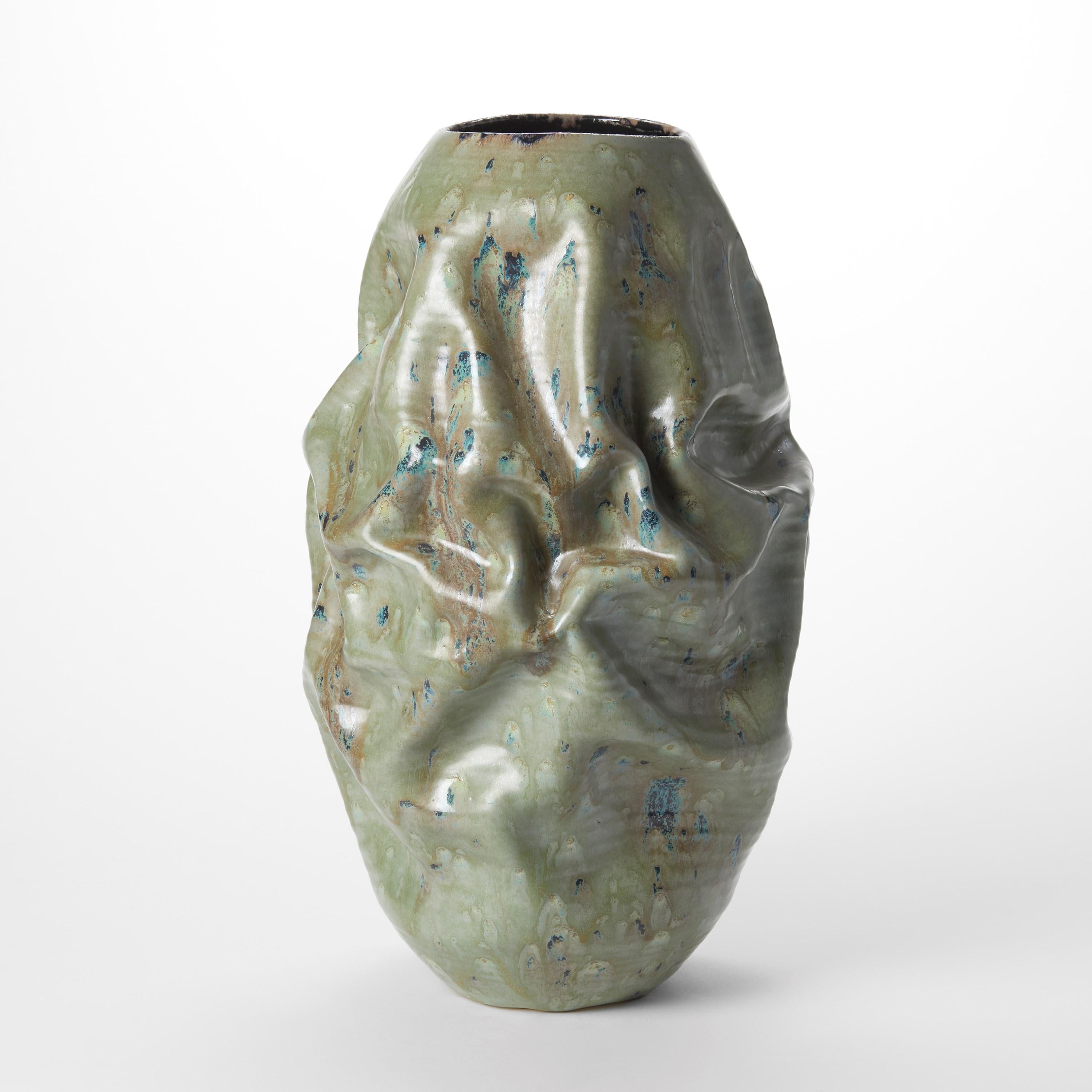 Fatto a mano Tall Jade Green Crumpled Form No 89, scultura di Nicholas Arroyave-Portela in vendita
