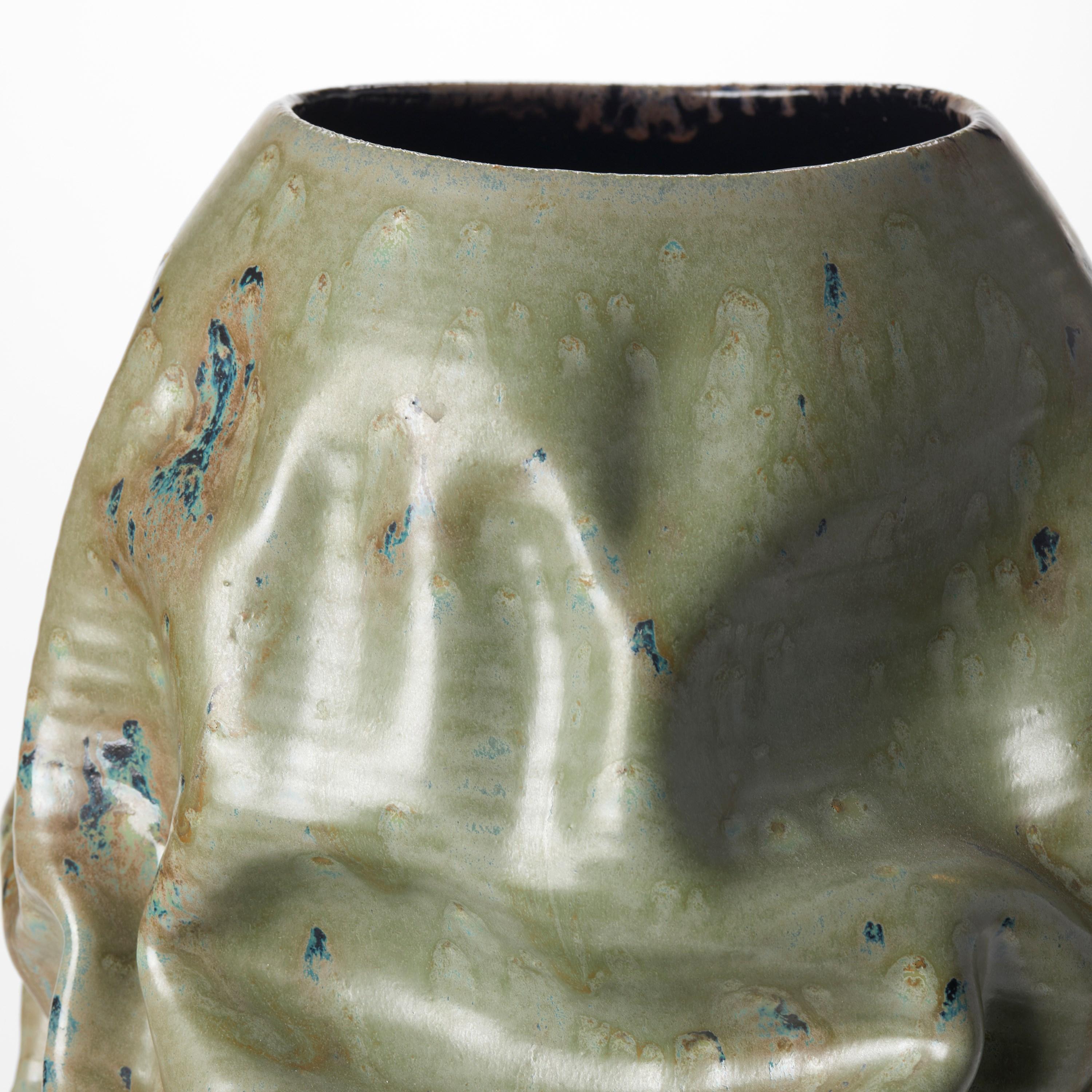 Tall Jade Green Crumpled Form No 89, scultura di Nicholas Arroyave-Portela In condizioni Nuovo in vendita a London, GB