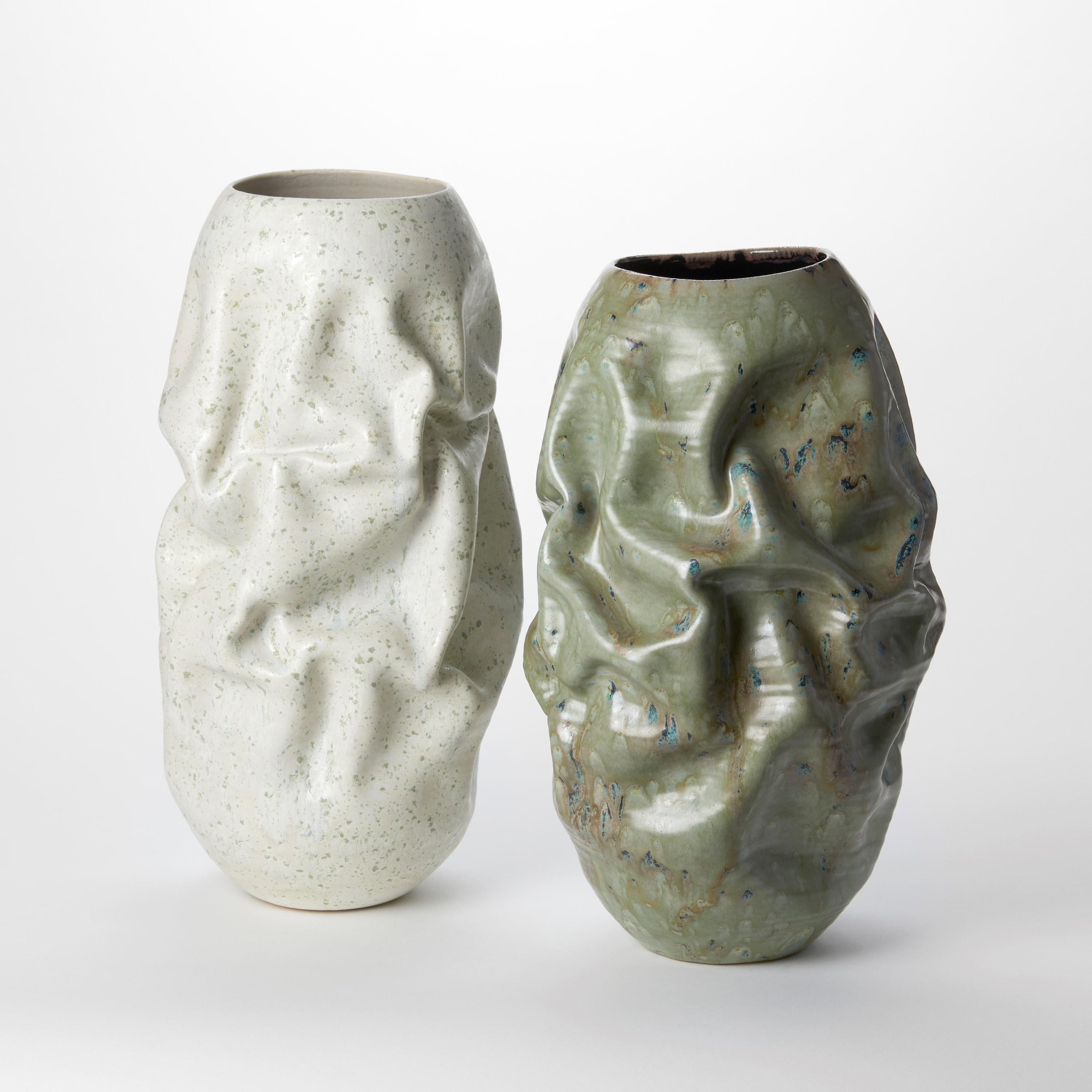 XXI secolo e contemporaneo Tall Jade Green Crumpled Form No 89, scultura di Nicholas Arroyave-Portela in vendita