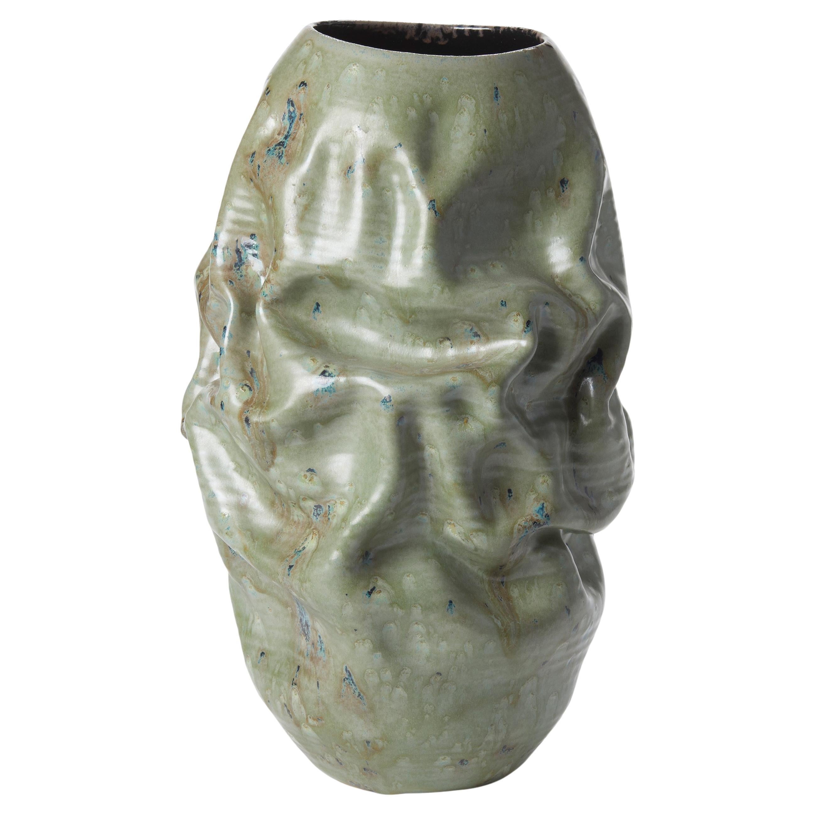 Tall Jade Green Crumpled Form No 89, scultura di Nicholas Arroyave-Portela