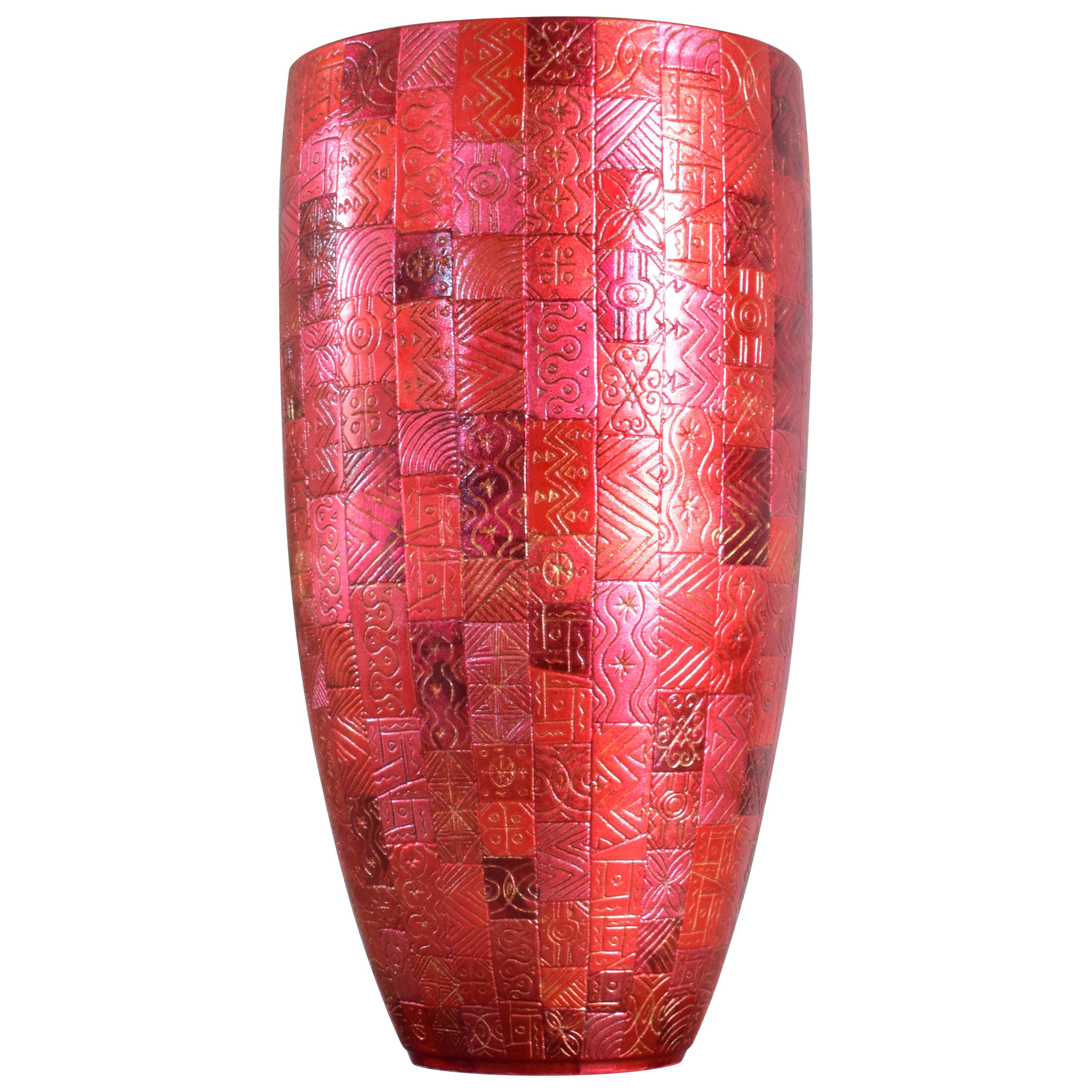 Vase japonais contemporain en porcelaine rouge gravée à l'argent par un artiste