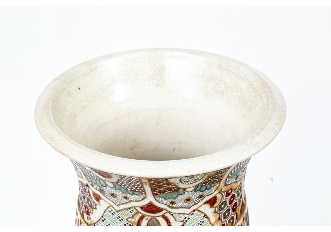 A.I.C. o più tardi. Con motivi classici dell'Aesthetic Movement in diversi motivi frammentati in colori con dettagli dorati, che decorano il collo, la spalla e la base. Con due pannelli figurati: uno con un sovrano e figure di corte su una terrazza,