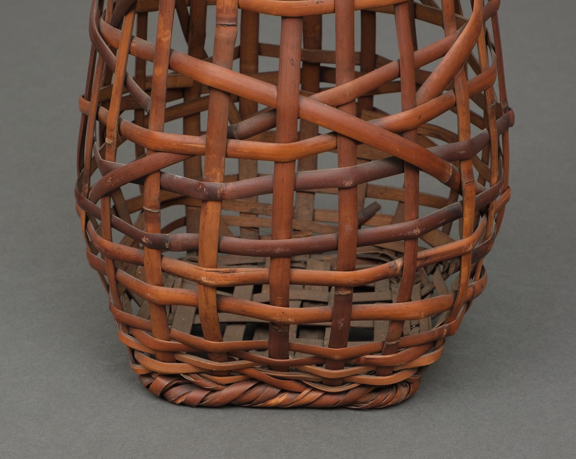 Tall Japanese Woven Bamboo Ikebana Basket by Kosuge Kôgetsu 小菅吼月 (1932-2017) For Sale 6